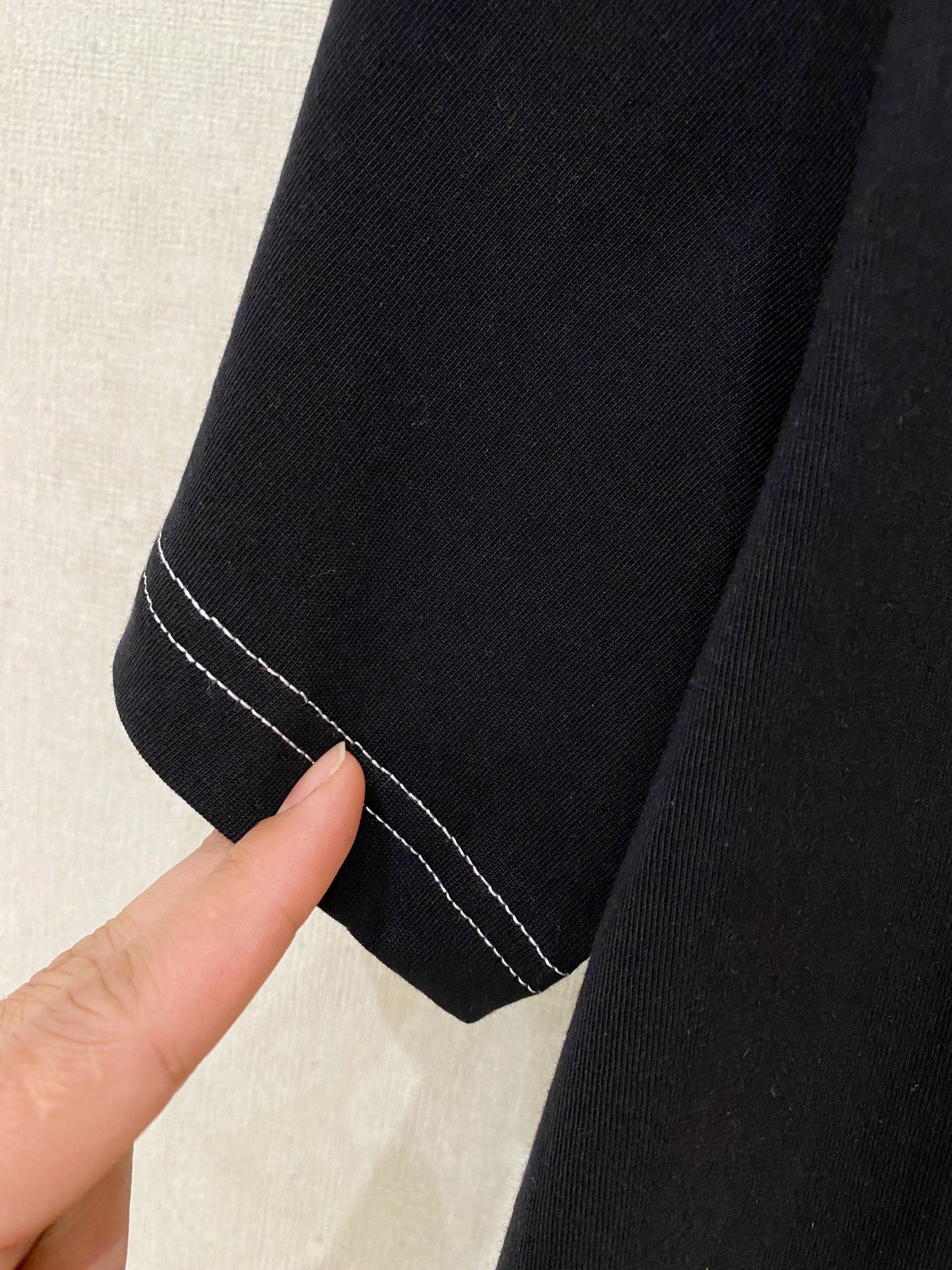 🌾退换# 迪奥Dior26春夏新品专柜首发最新款短袖圆领T恤 高端订制 设计前卫时尚！品牌logo重工艺