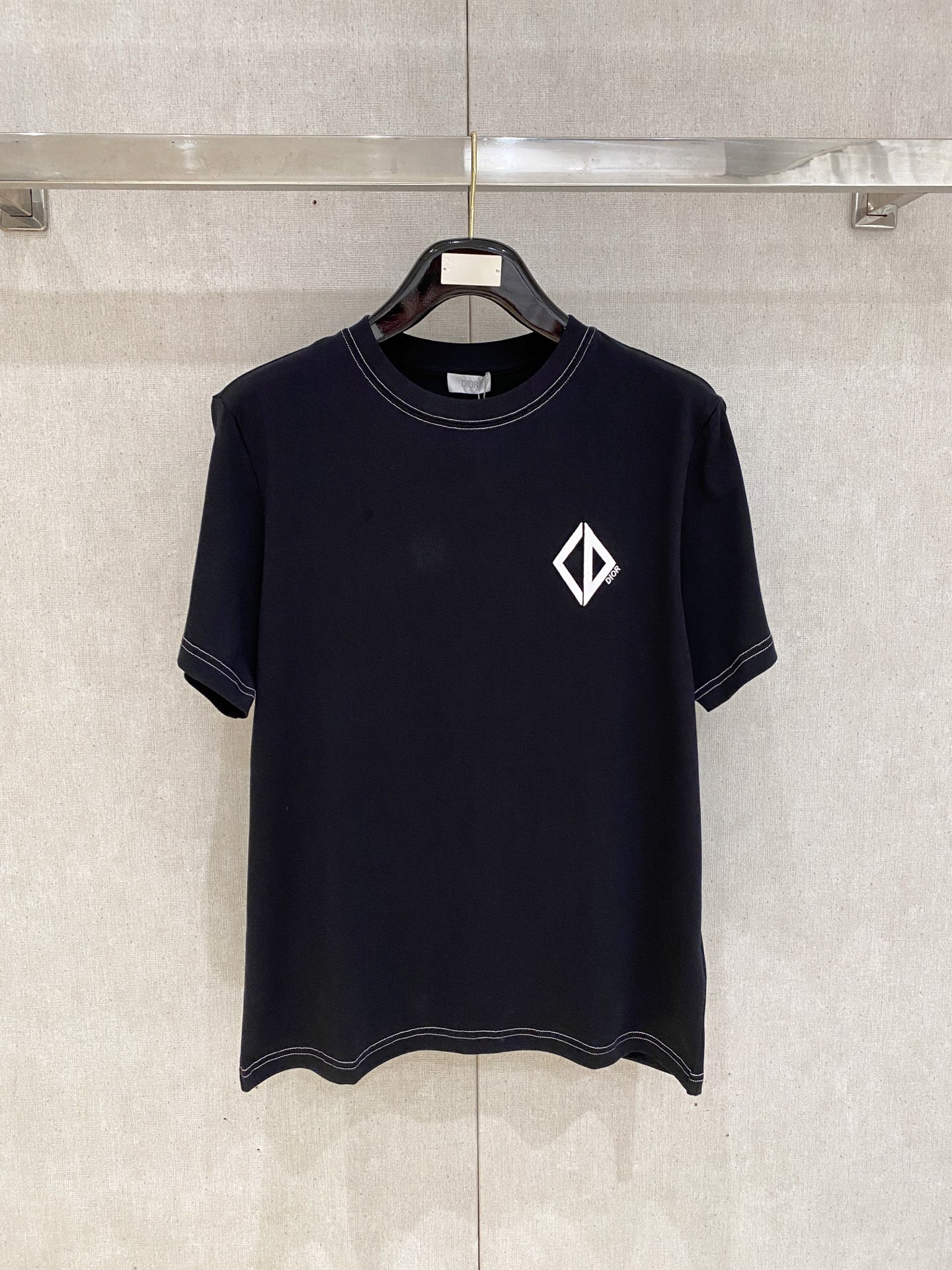 🌾退换# 迪奥Dior26春夏新品专柜首发最新款短袖圆领T恤 高端订制 设计前卫时尚！品牌logo重工艺