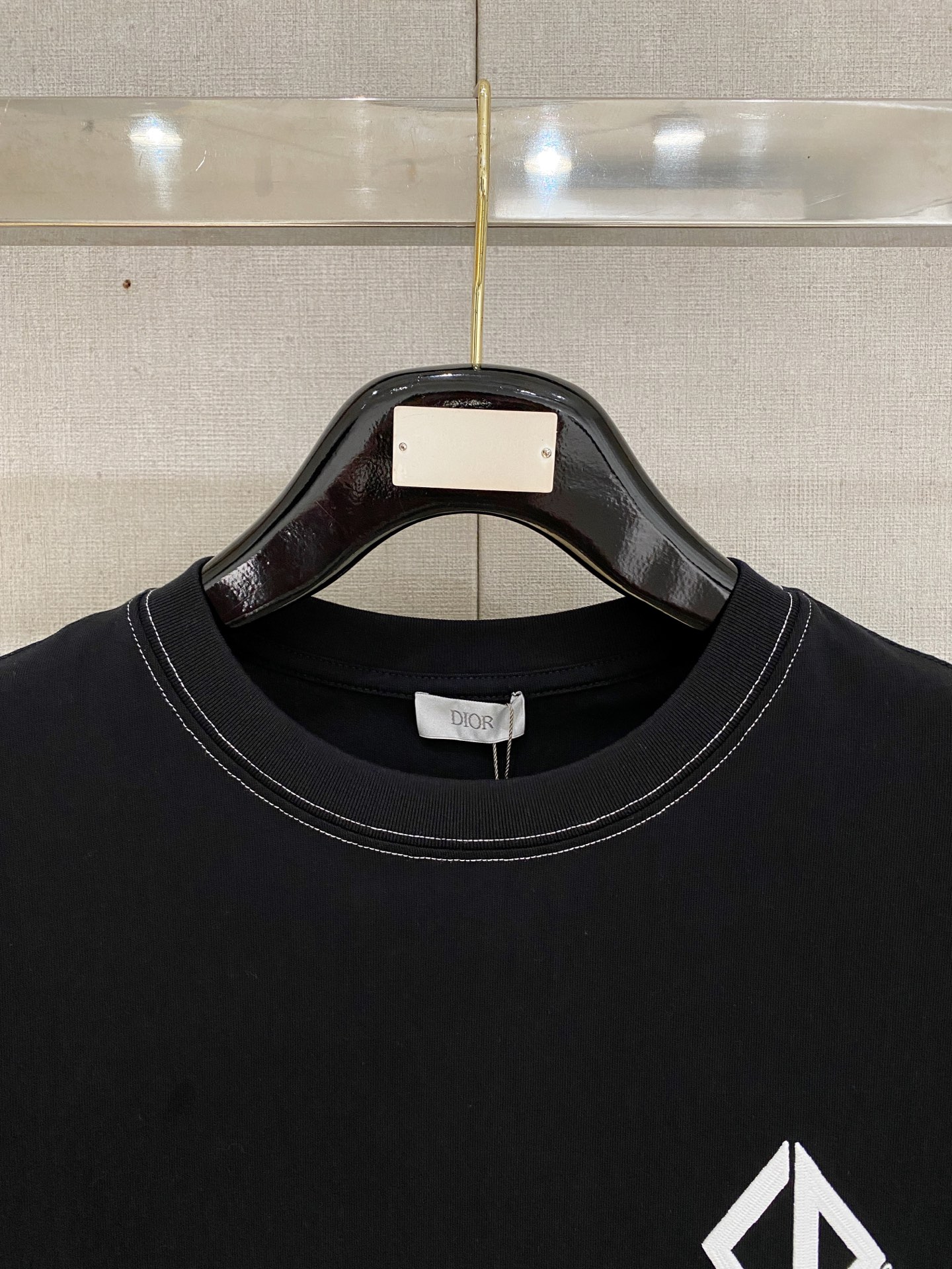 🌾退换# 迪奥Dior26春夏新品专柜首发最新款短袖圆领T恤 高端订制 设计前卫时尚！品牌logo重工艺