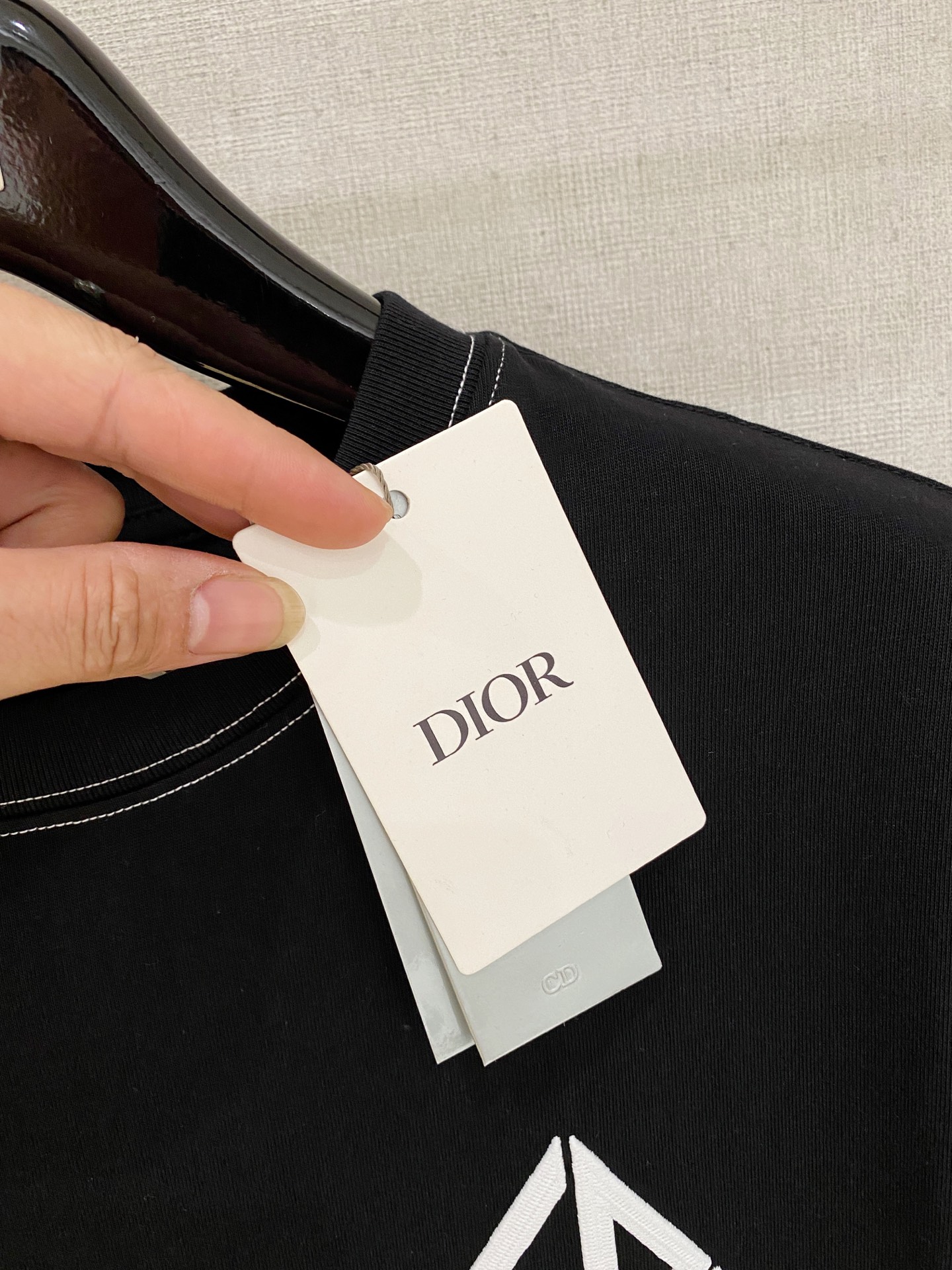 🌾退换# 迪奥Dior26春夏新品专柜首发最新款短袖圆领T恤 高端订制 设计前卫时尚！品牌logo重工艺