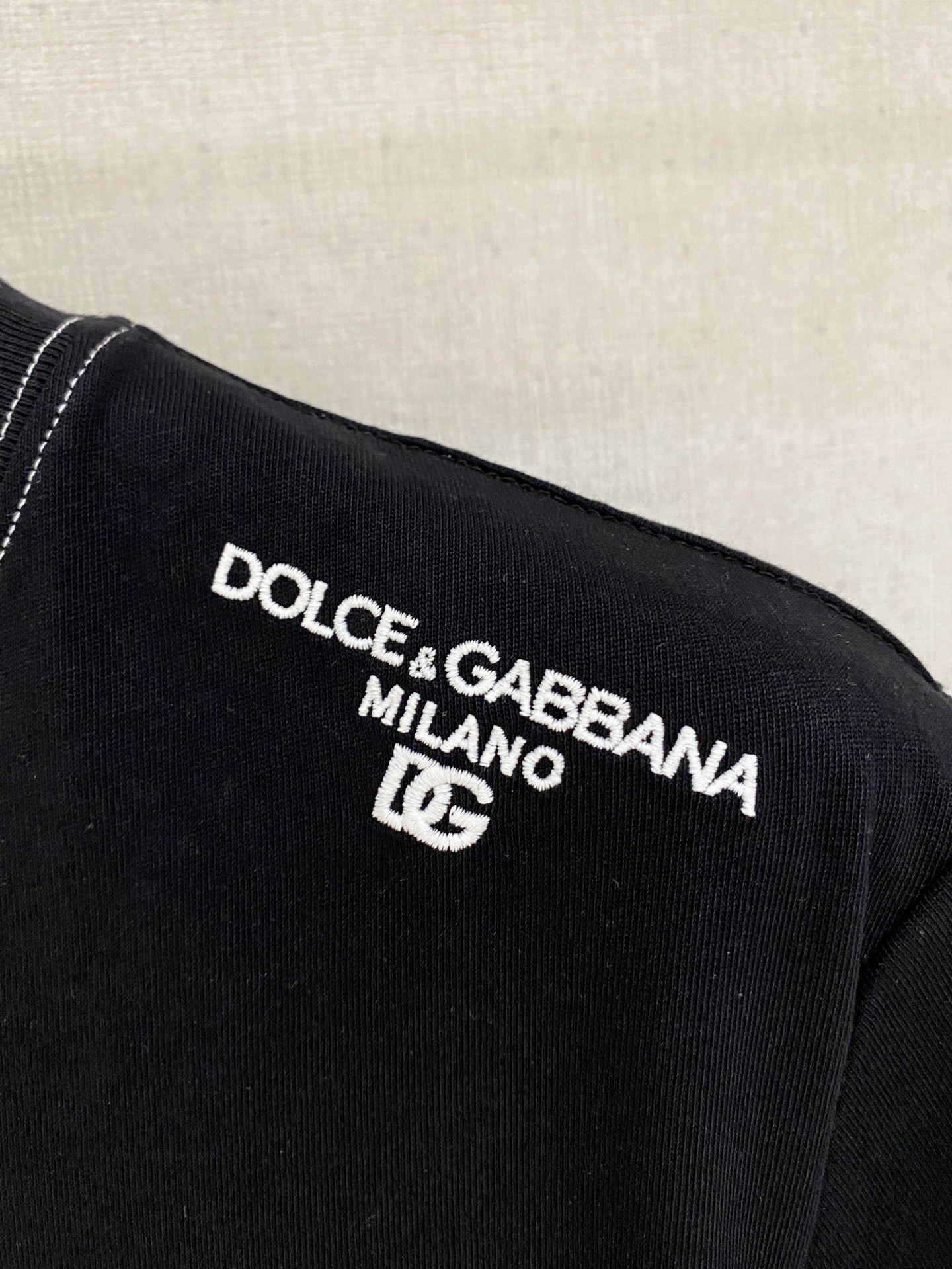 🌾退换# 杜嘉班纳D&G26春夏新品专柜首发最新款短袖圆领T恤 高端订制 设计前卫时尚！品牌logo重工