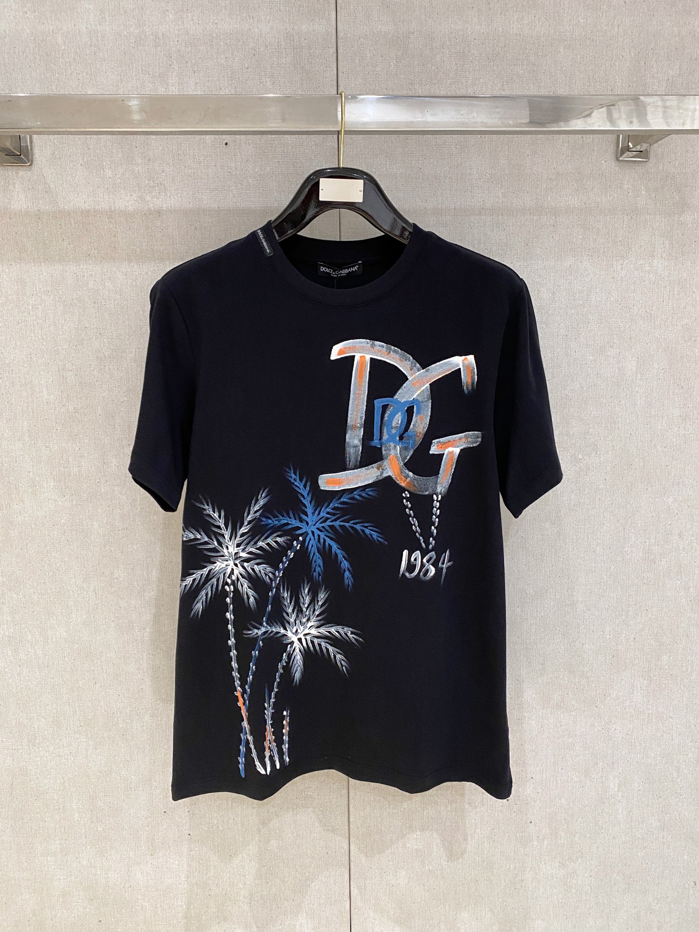 🌾退换# 杜嘉班纳D&G26春夏新品专柜首发最新款短袖圆领T恤 高端订制 设计前卫时尚！品牌logo手绘