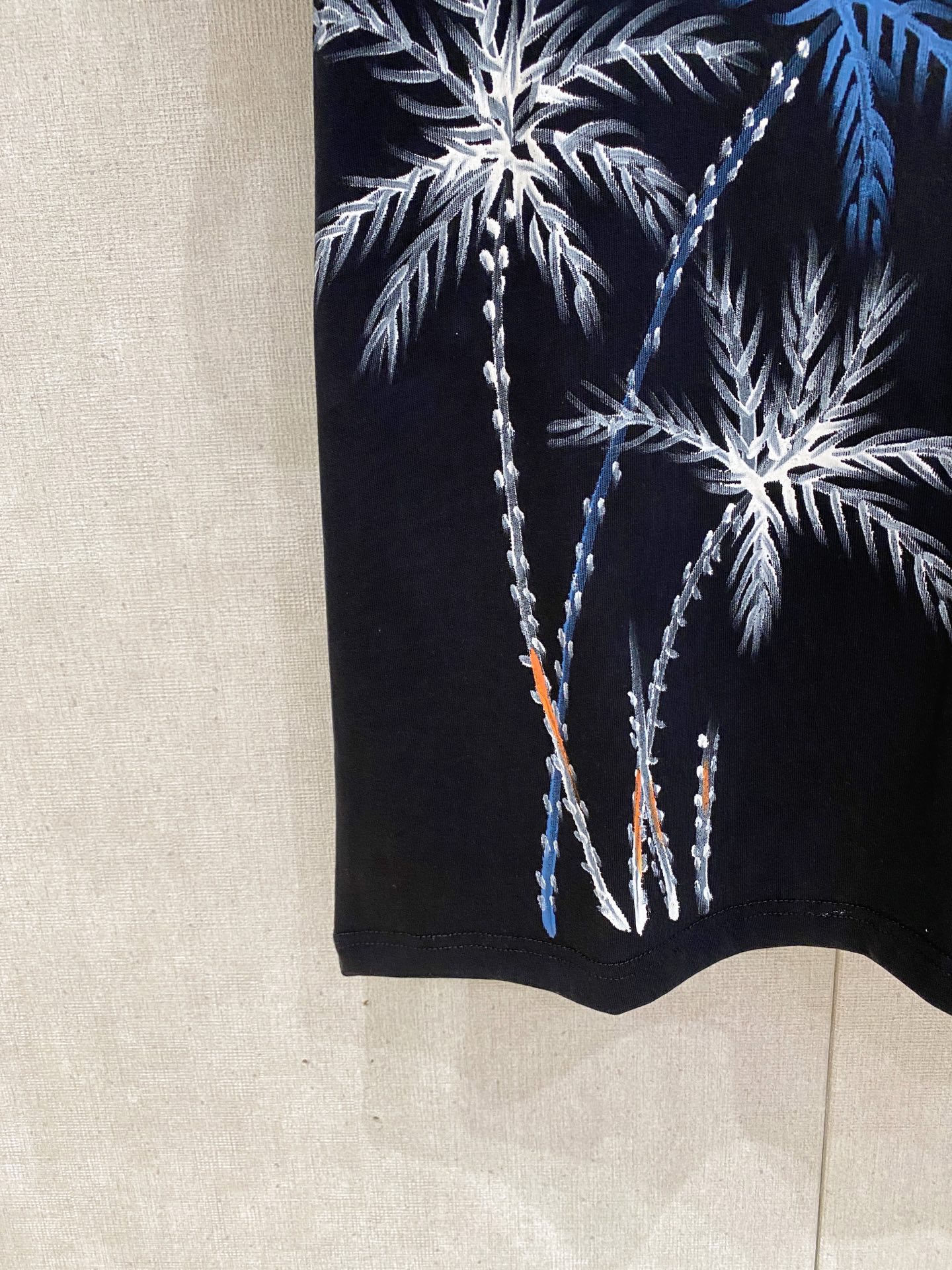 🌾退换# 杜嘉班纳D&G26春夏新品专柜首发最新款短袖圆领T恤 高端订制 设计前卫时尚！品牌logo手绘