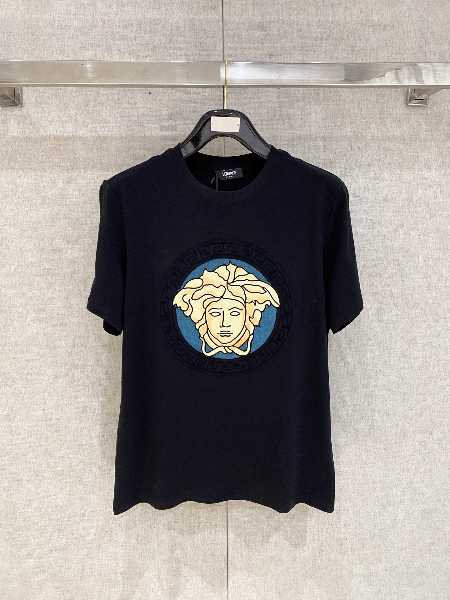 🌾退换# 瓦萨Versace26春夏新品专柜首发最新款短袖圆领T恤 高端订制 设计前卫时尚！品牌logo