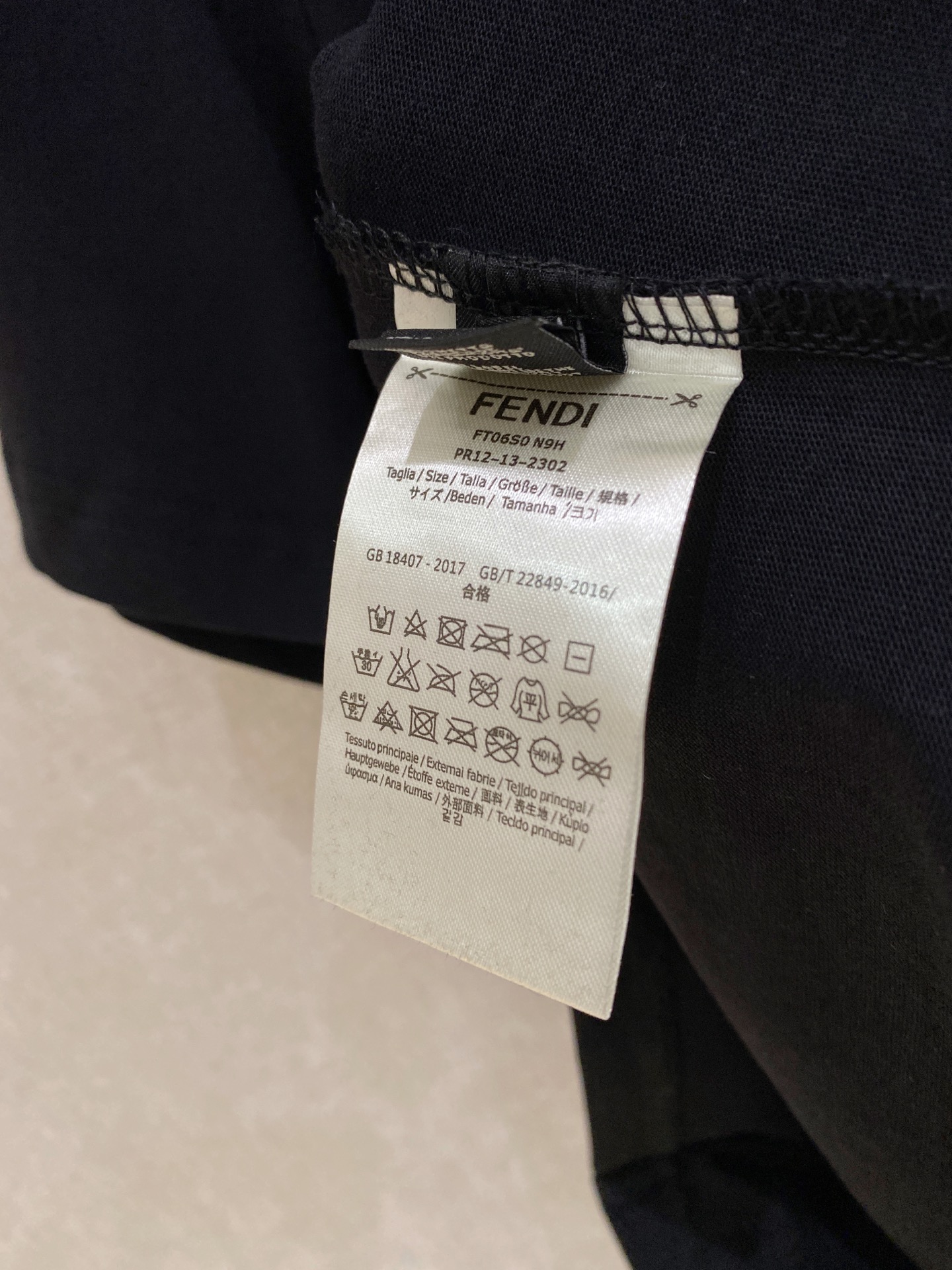 🌾退换# 芬迪Fendi26春夏新品专柜首发最新款短袖圆领T恤 高端订制 设计前卫时尚！品牌logo重工