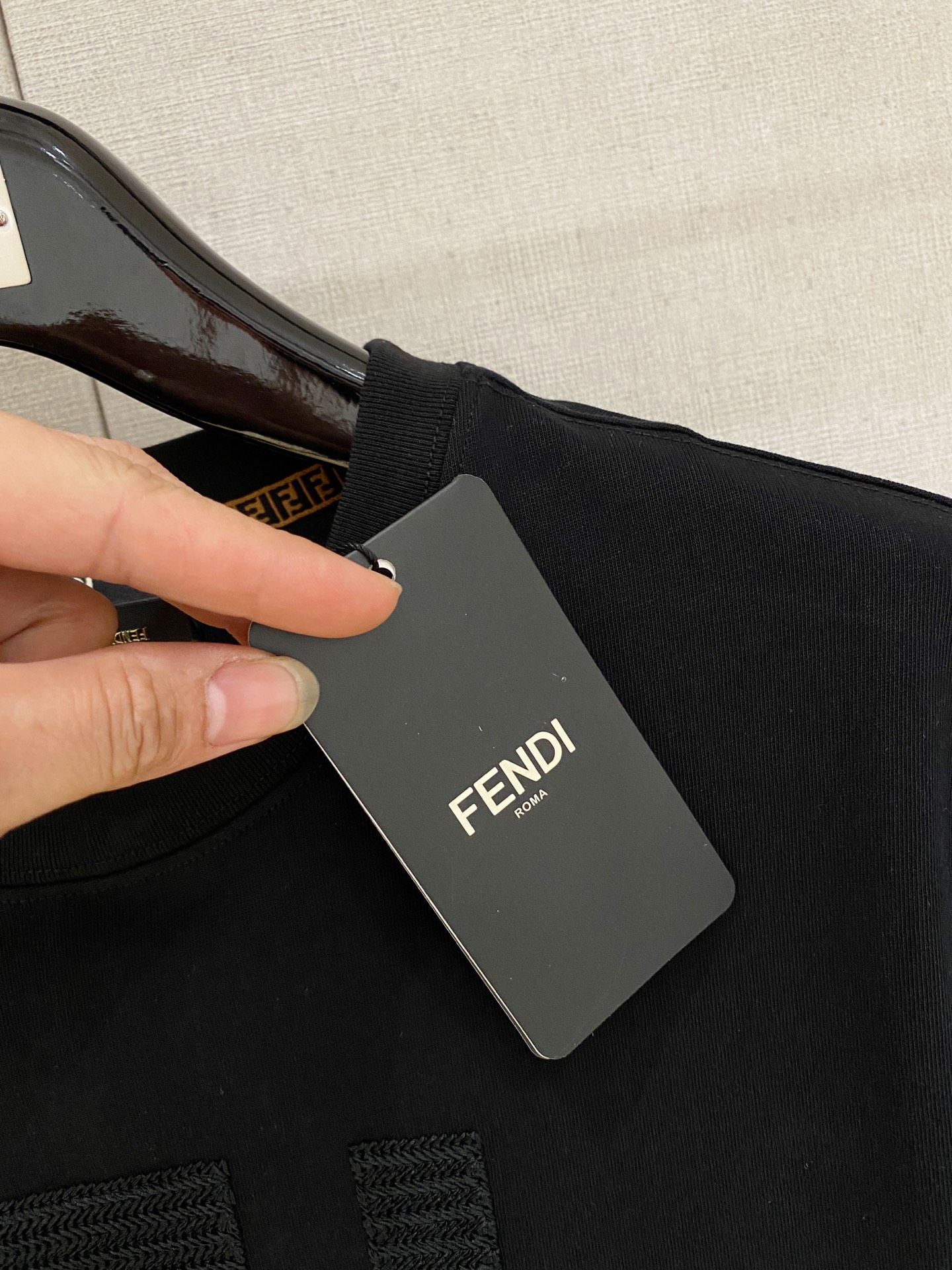 🌾退换# 芬迪Fendi26春夏新品专柜首发最新款短袖圆领T恤 高端订制 设计前卫时尚！品牌logo重工