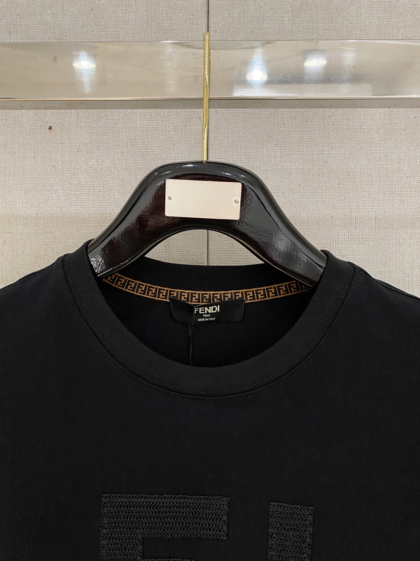 🌾退换# 芬迪Fendi26春夏新品专柜首发最新款短袖圆领T恤 高端订制 设计前卫时尚！品牌logo重工