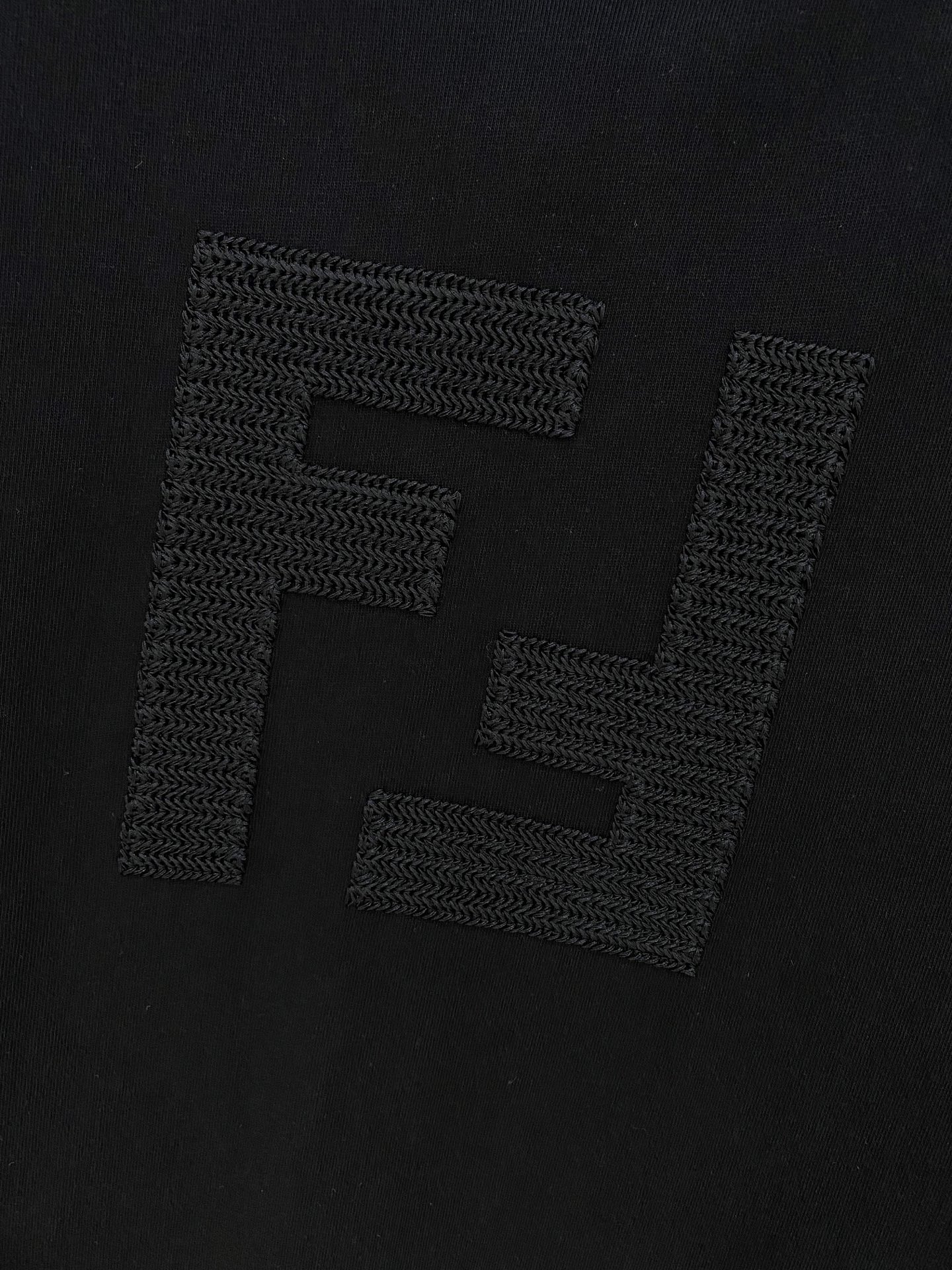 🌾退换# 芬迪Fendi26春夏新品专柜首发最新款短袖圆领T恤 高端订制 设计前卫时尚！品牌logo重工