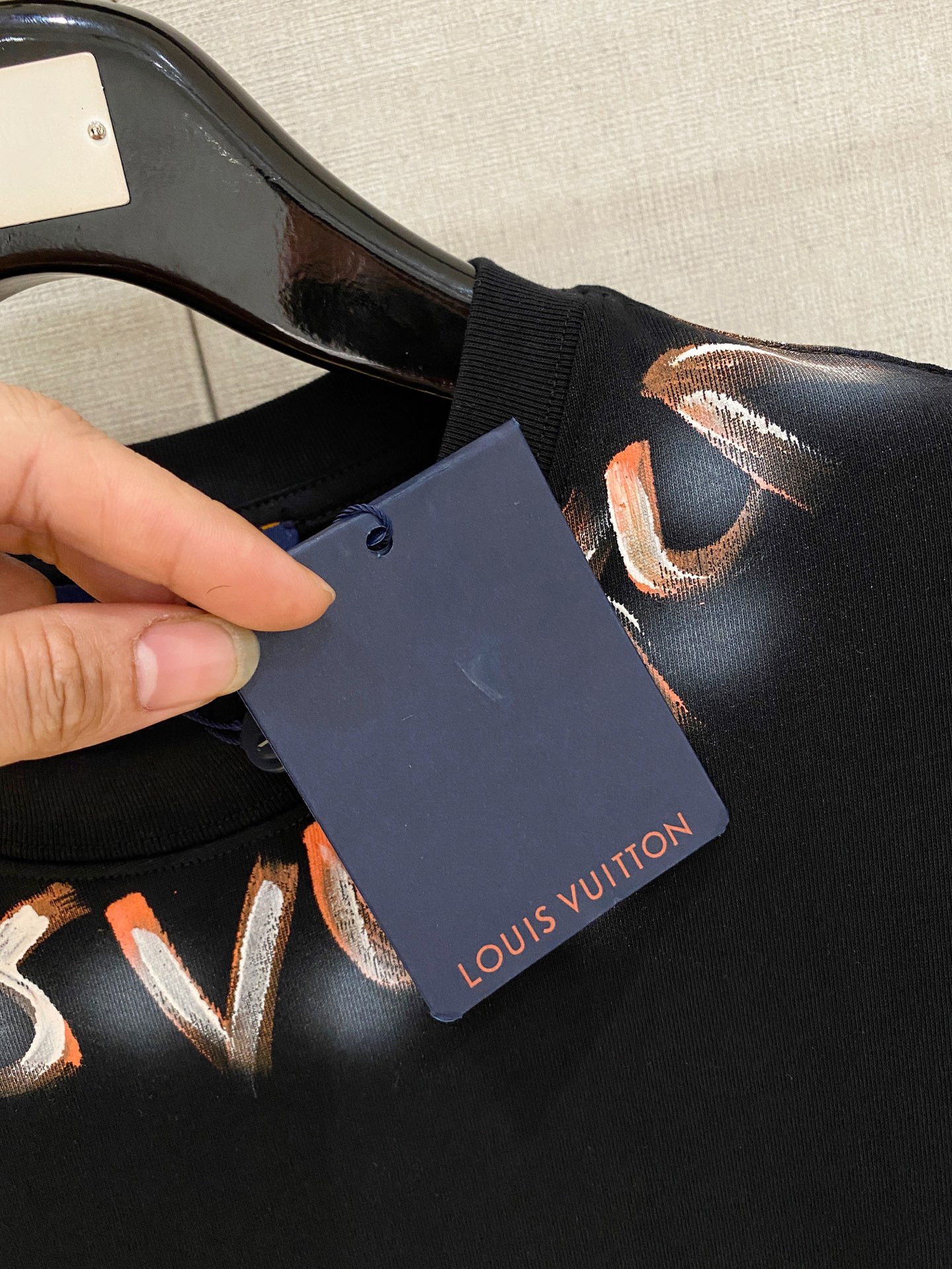 🌾退换# 路易威登LV26春夏新品专柜首发最新款短袖圆领T恤 高端订制 设计前卫时尚！品牌logo手绘重