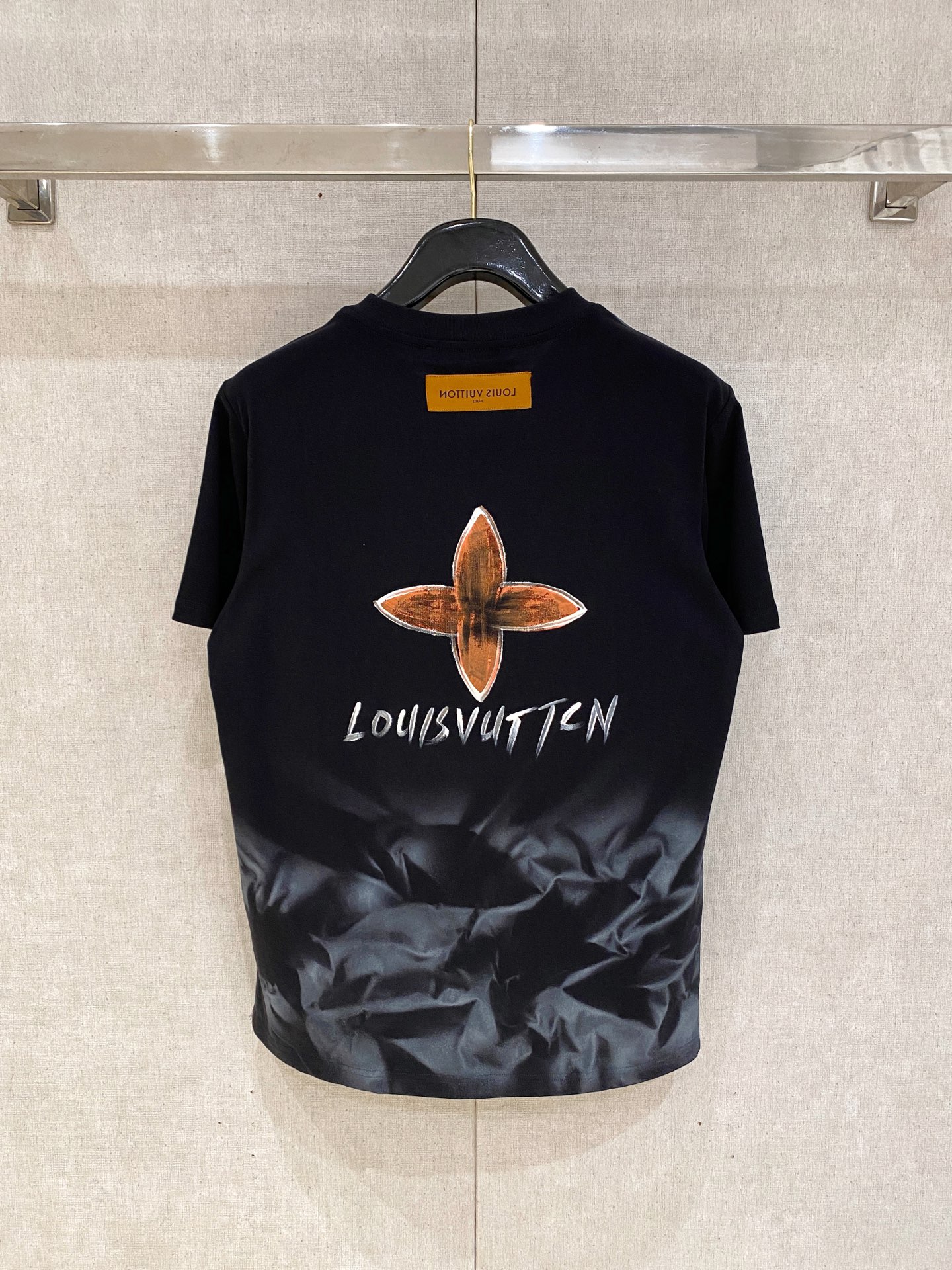🌾退换# 路易威登LV26春夏新品专柜首发最新款短袖圆领T恤 高端订制 设计前卫时尚！品牌logo手绘重