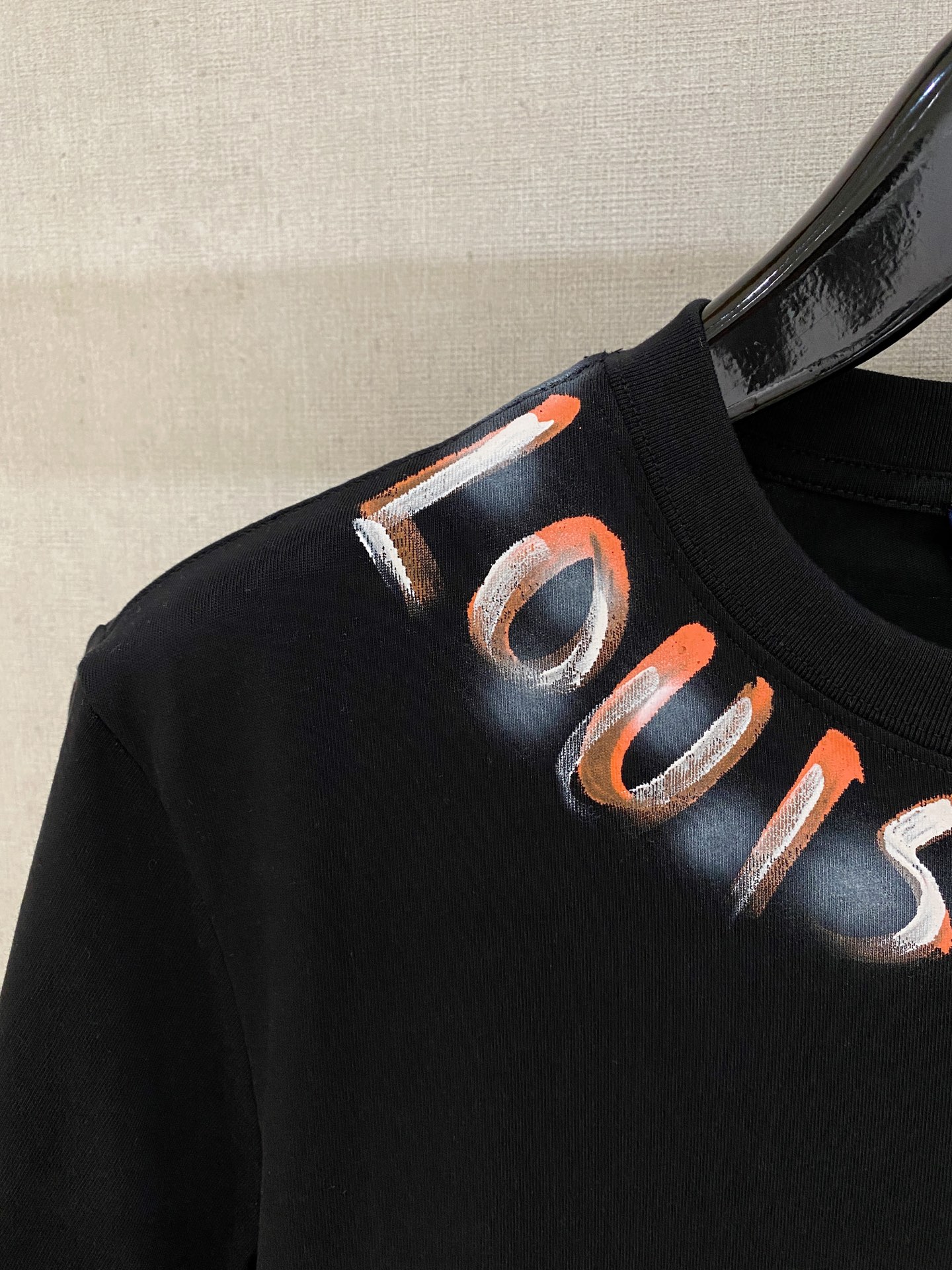 🌾退换# 路易威登LV26春夏新品专柜首发最新款短袖圆领T恤 高端订制 设计前卫时尚！品牌logo手绘重