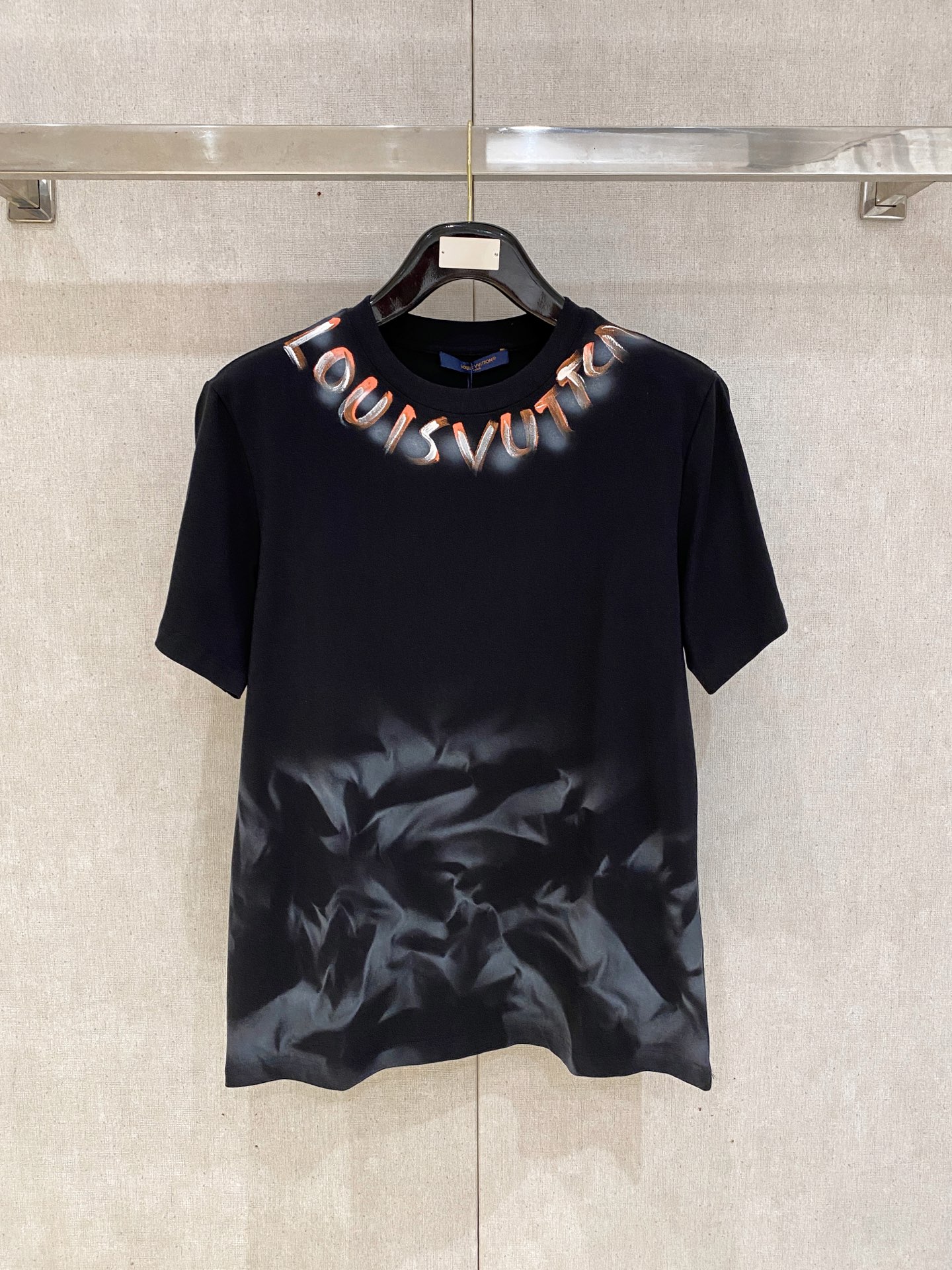 🌾退换# 路易威登LV26春夏新品专柜首发最新款短袖圆领T恤 高端订制 设计前卫时尚！品牌logo手绘重