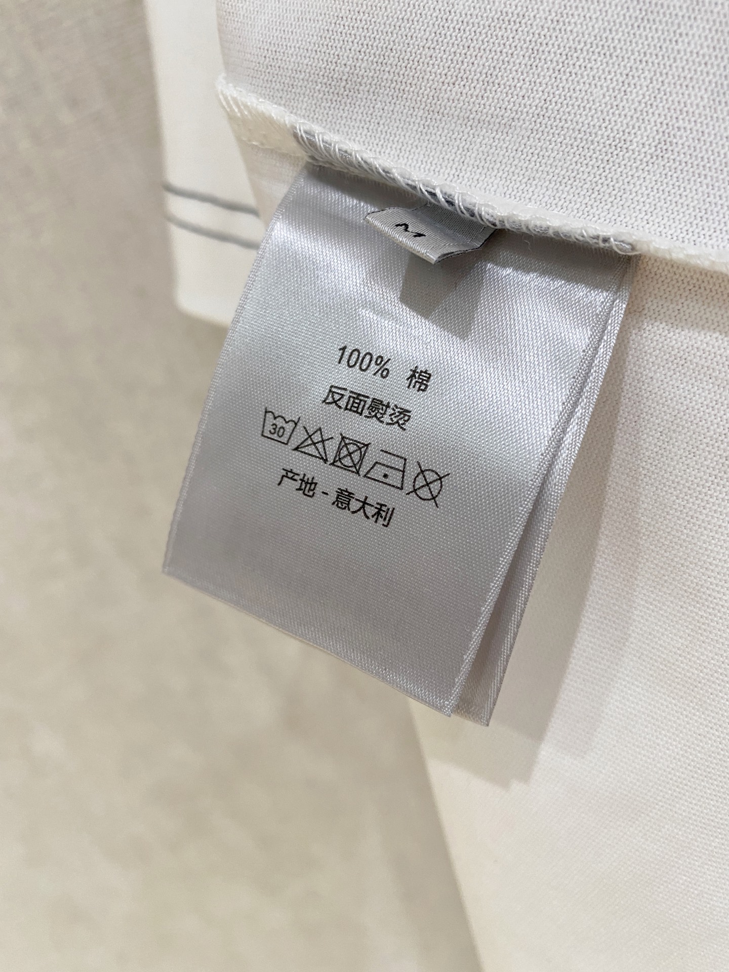 🌾退换# 迪奥Dior26春夏新品专柜首发最新款短袖圆领T恤 高端订制 设计前卫时尚！品牌logo重工艺