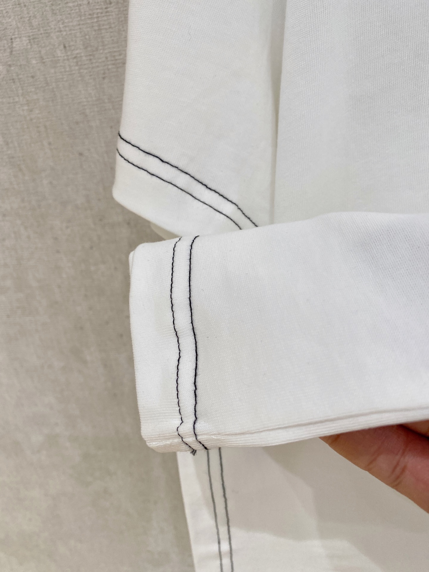 🌾退换# 迪奥Dior26春夏新品专柜首发最新款短袖圆领T恤 高端订制 设计前卫时尚！品牌logo重工艺