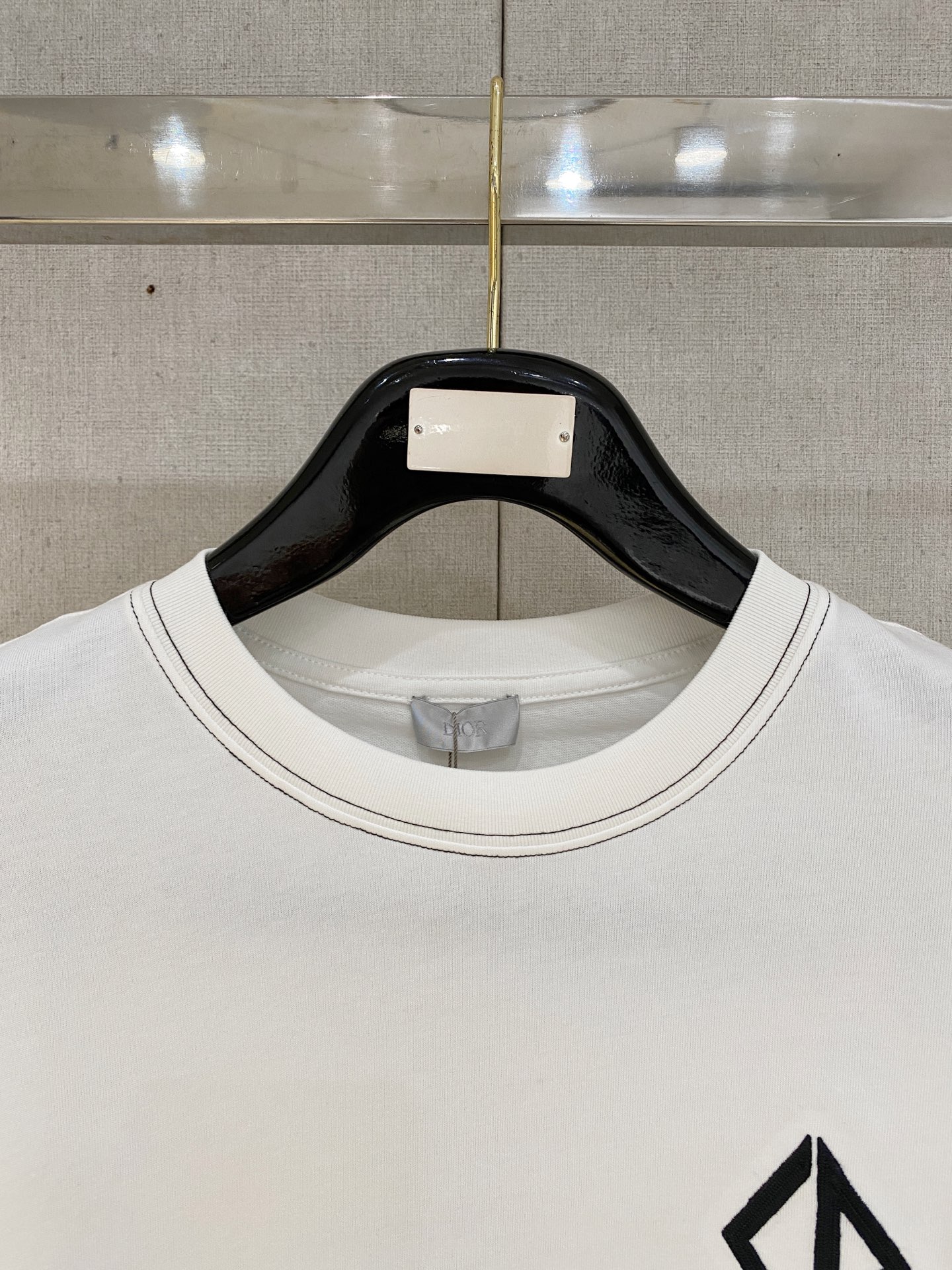 🌾退换# 迪奥Dior26春夏新品专柜首发最新款短袖圆领T恤 高端订制 设计前卫时尚！品牌logo重工艺