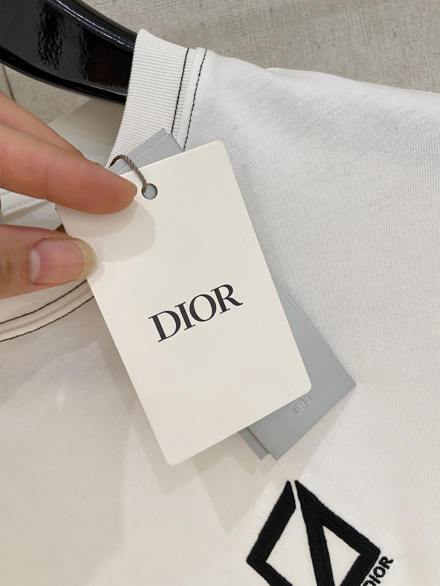 🌾退换# 迪奥Dior26春夏新品专柜首发最新款短袖圆领T恤 高端订制 设计前卫时尚！品牌logo重工艺