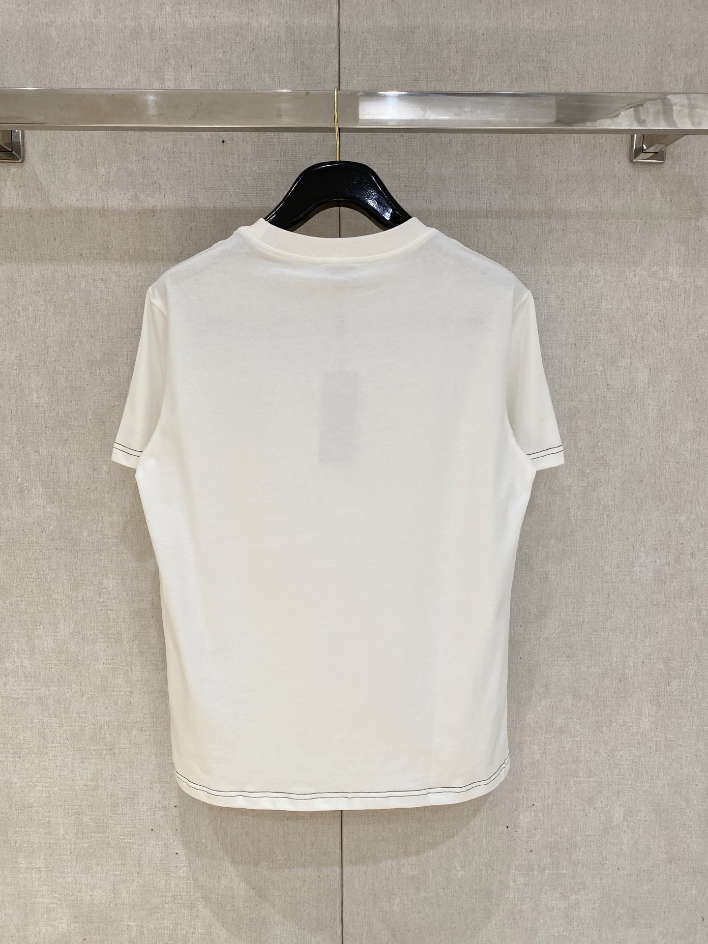 🌾退换# 迪奥Dior26春夏新品专柜首发最新款短袖圆领T恤 高端订制 设计前卫时尚！品牌logo重工艺