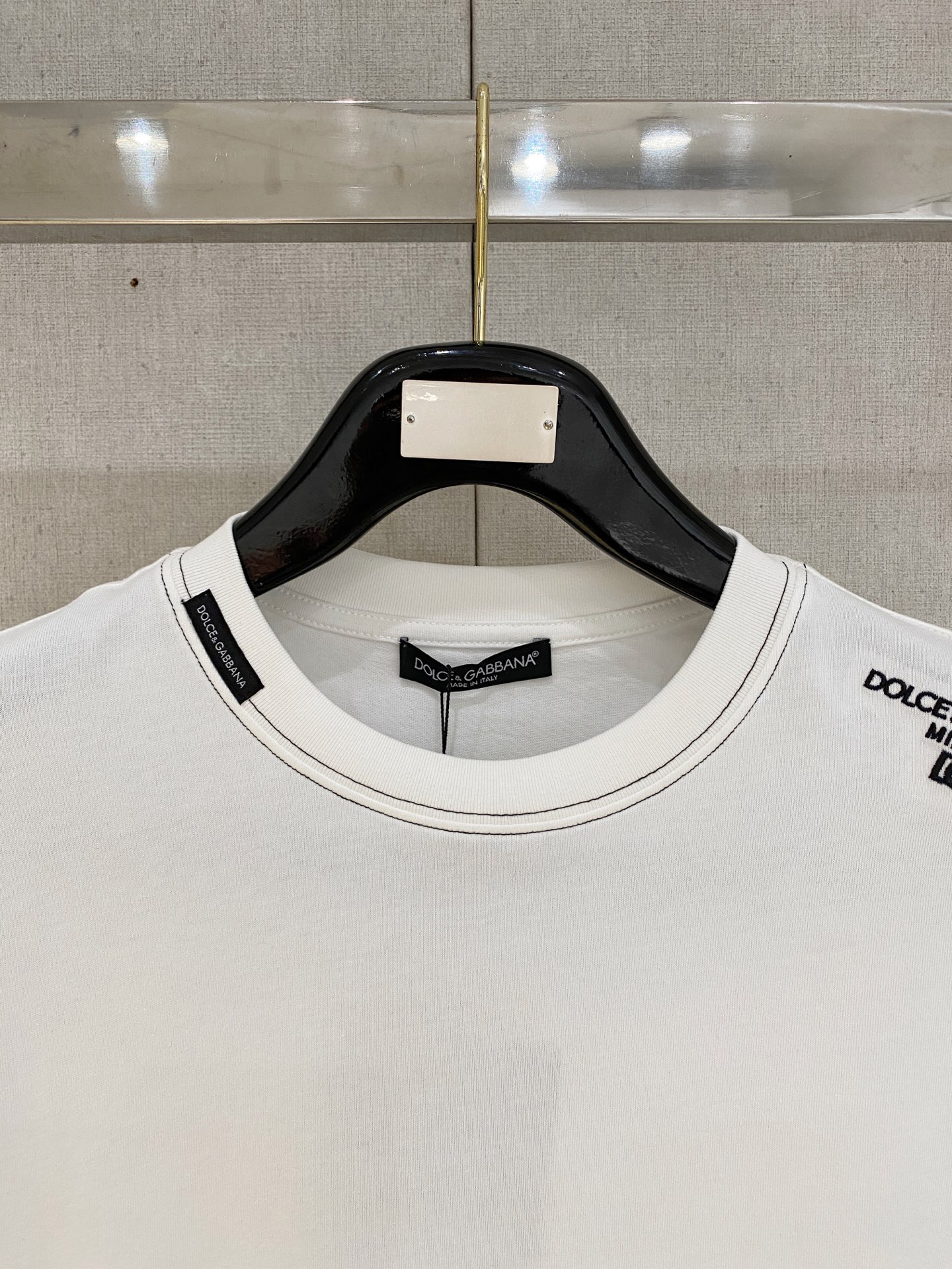 🌾退换# 杜嘉班纳D&G26春夏新品专柜首发最新款短袖圆领T恤 高端订制 设计前卫时尚！品牌logo重工