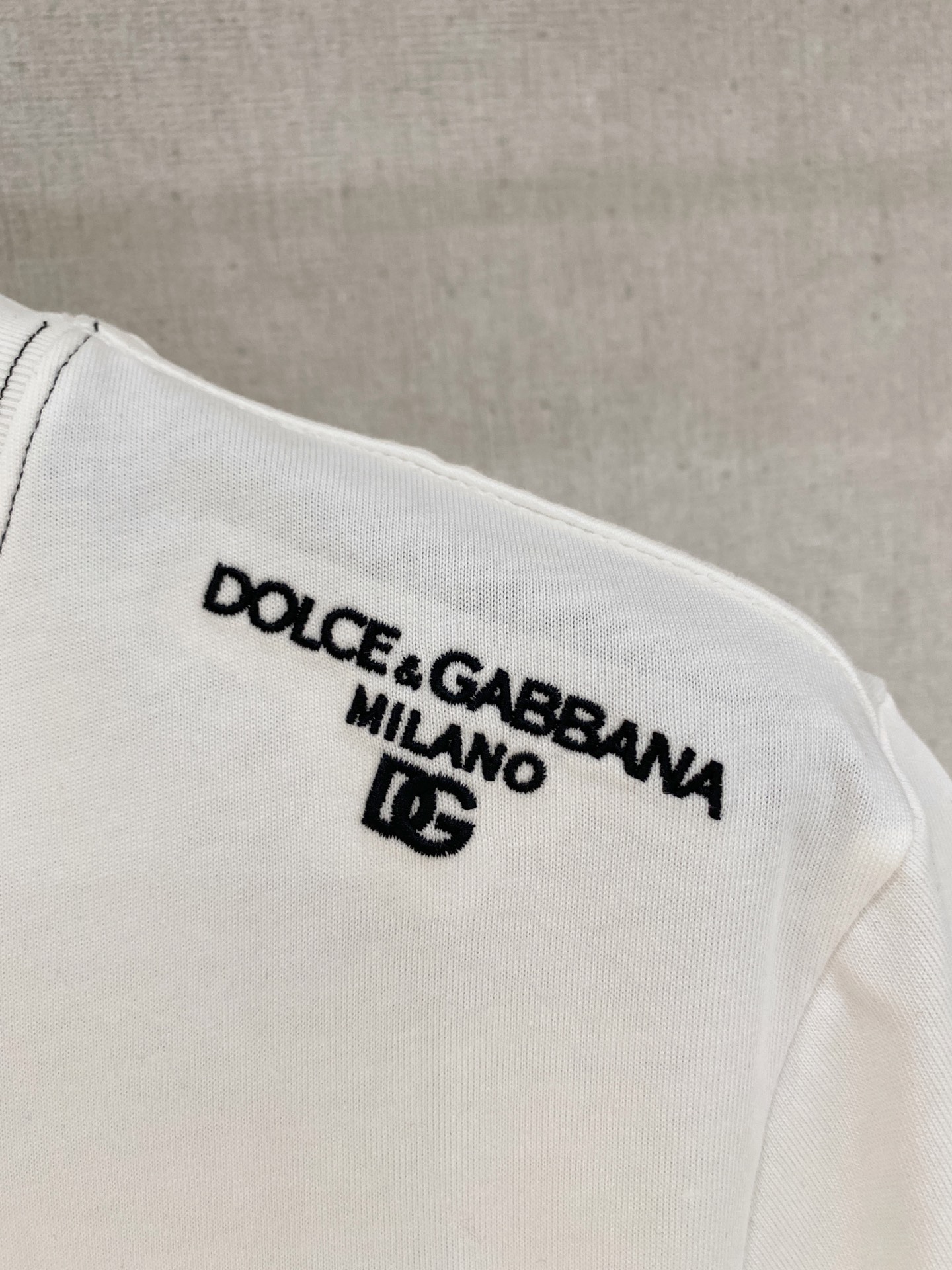 🌾退换# 杜嘉班纳D&G26春夏新品专柜首发最新款短袖圆领T恤 高端订制 设计前卫时尚！品牌logo重工