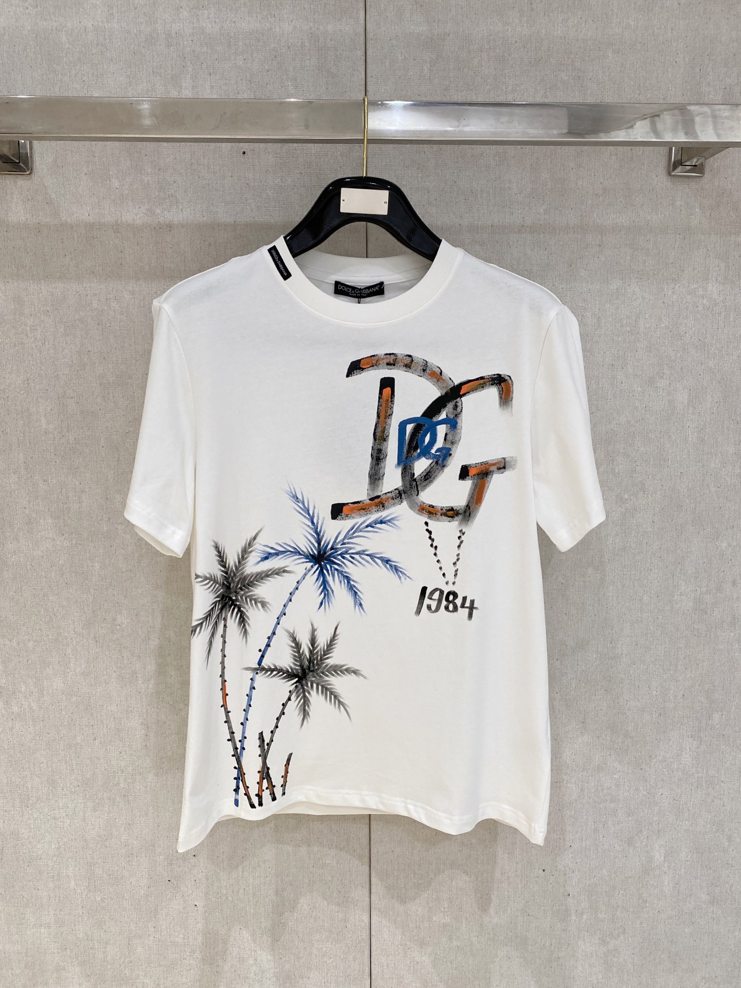 🌾退换# 杜嘉班纳D&G26春夏新品专柜首发最新款短袖圆领T恤 高端订制 设计前卫时尚！品牌logo手绘