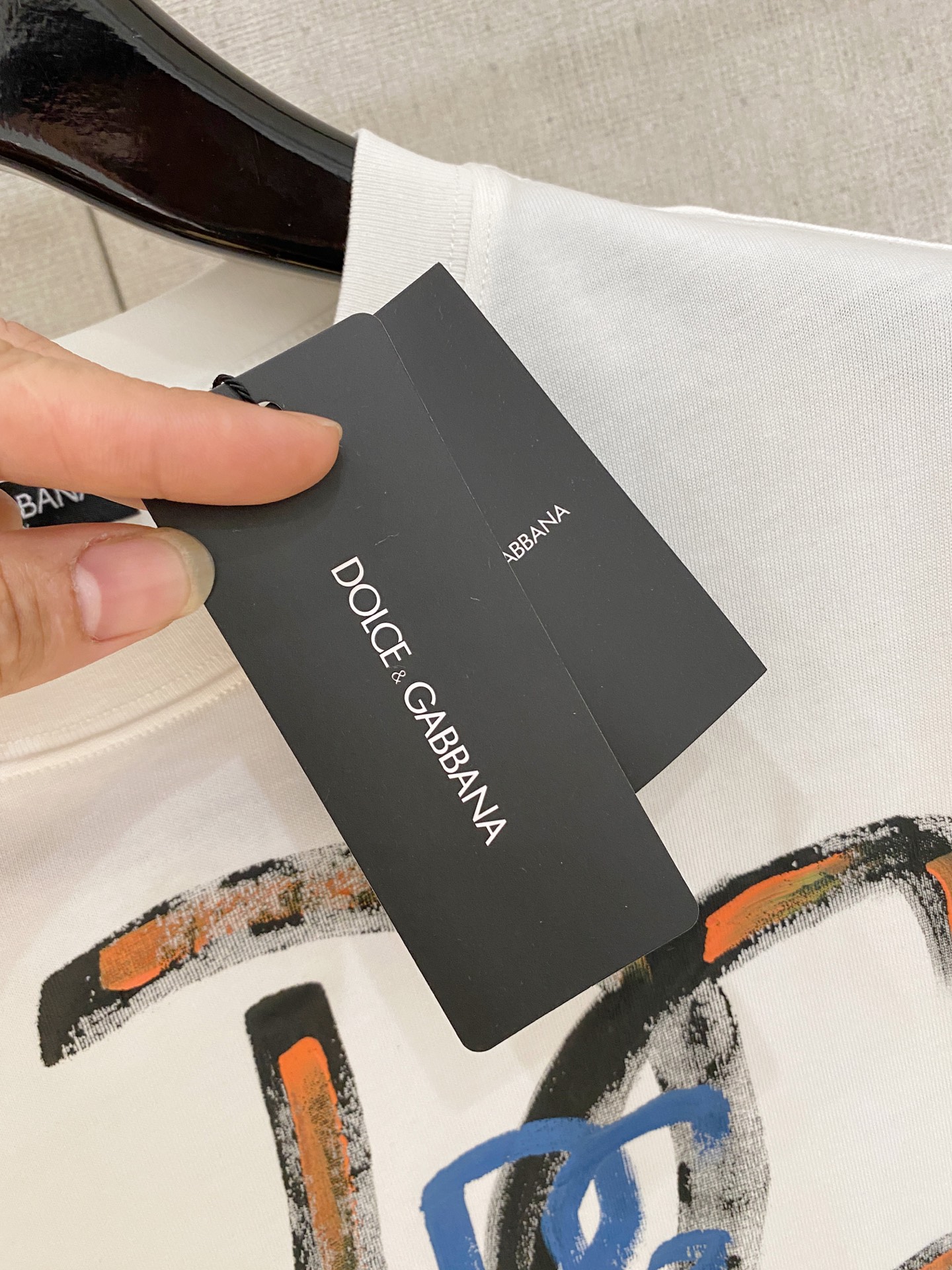 🌾退换# 杜嘉班纳D&G26春夏新品专柜首发最新款短袖圆领T恤 高端订制 设计前卫时尚！品牌logo手绘