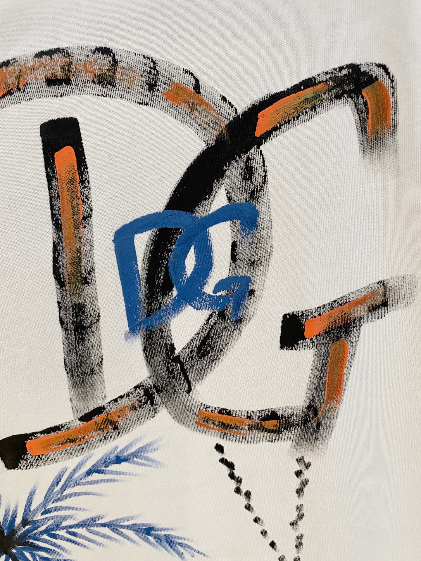 🌾退换# 杜嘉班纳D&G26春夏新品专柜首发最新款短袖圆领T恤 高端订制 设计前卫时尚！品牌logo手绘