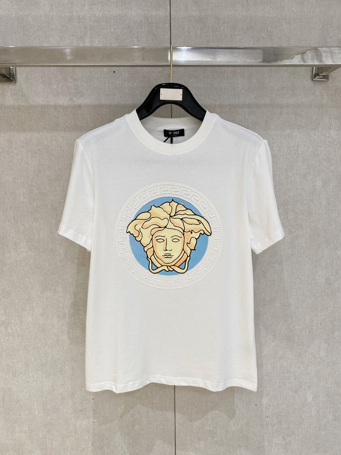 🌾退换# 瓦萨Versace26春夏新品专柜首发最新款短袖圆领T恤 高端订制 设计前卫时尚！品牌logo