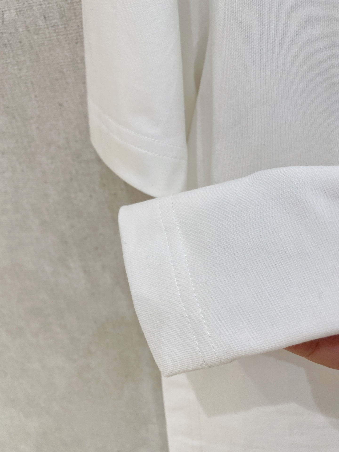 🌾退换# 芬迪Fendi26春夏新品专柜首发最新款短袖圆领T恤 高端订制 设计前卫时尚！品牌logo重工