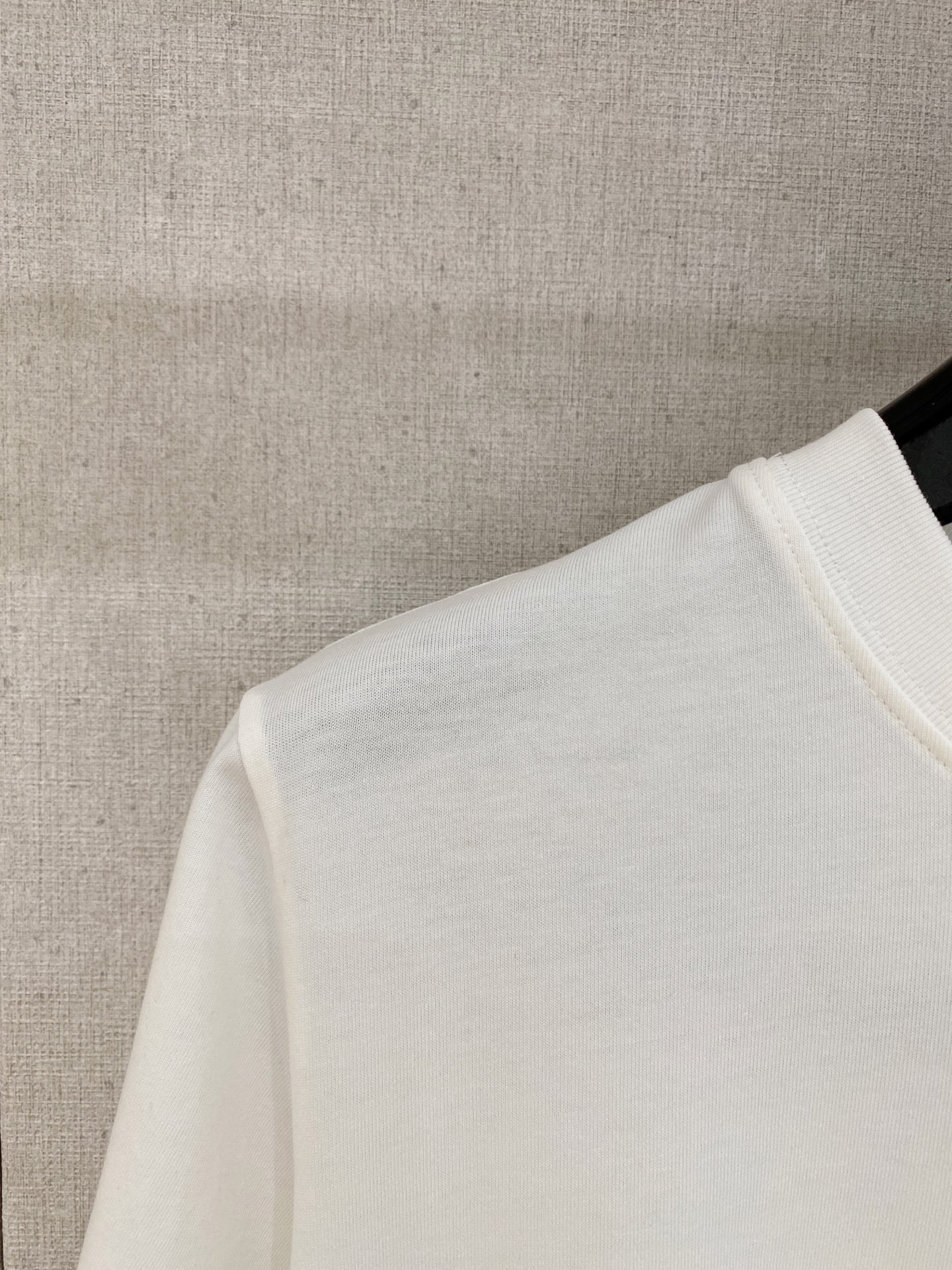 🌾退换# 芬迪Fendi26春夏新品专柜首发最新款短袖圆领T恤 高端订制 设计前卫时尚！品牌logo重工