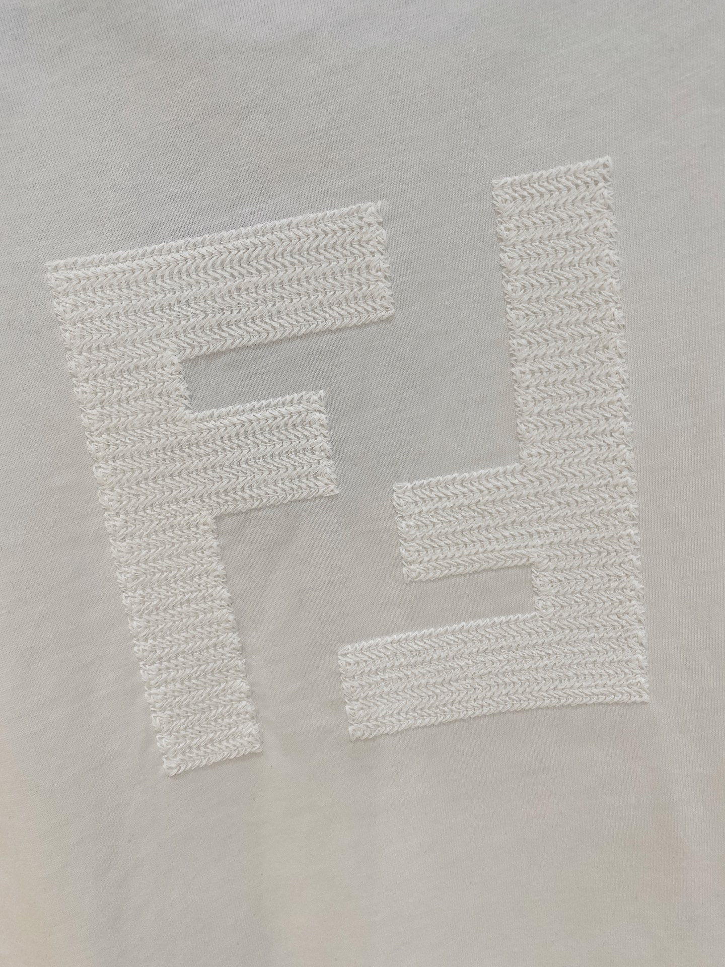 🌾退换# 芬迪Fendi26春夏新品专柜首发最新款短袖圆领T恤 高端订制 设计前卫时尚！品牌logo重工