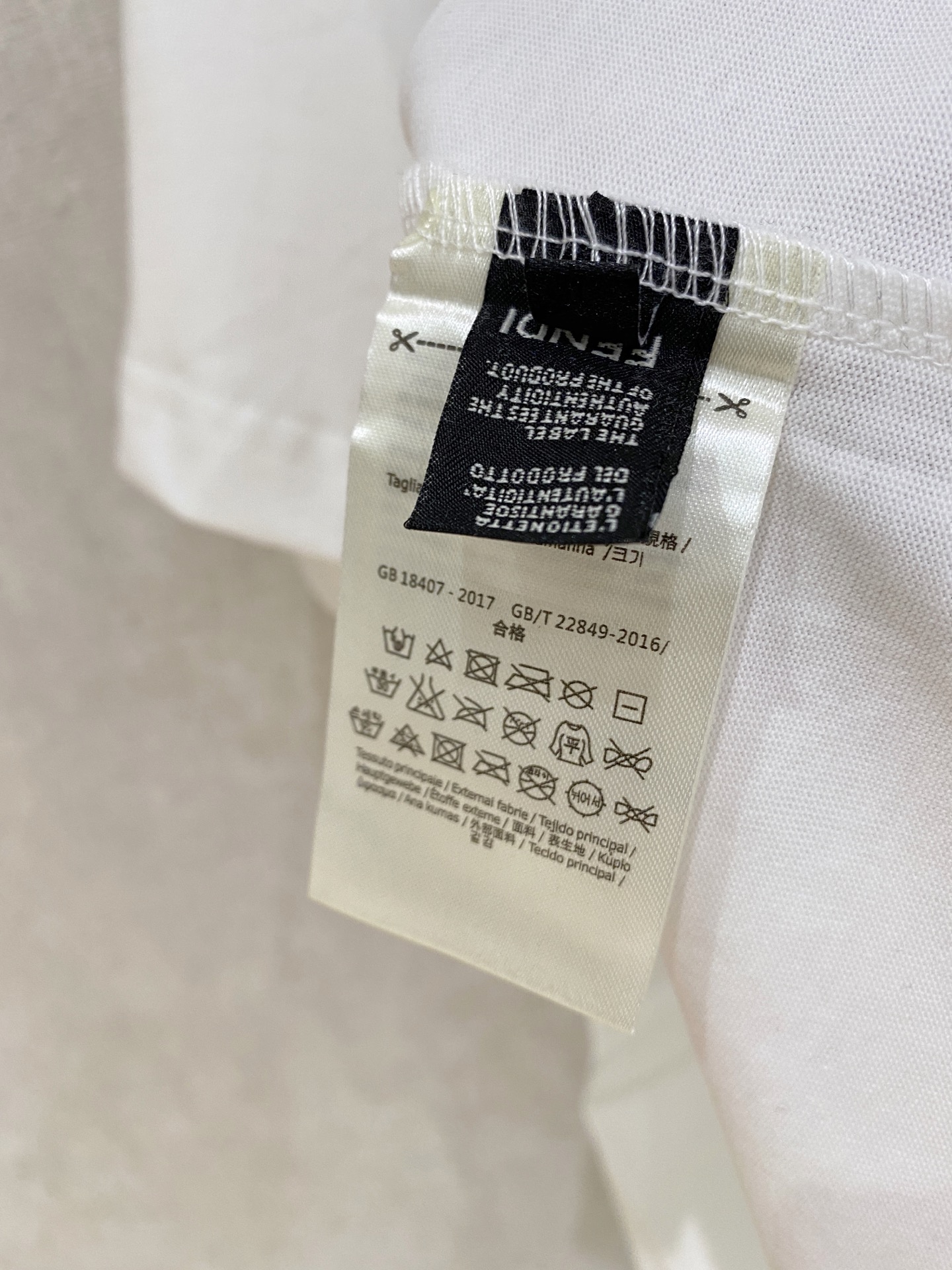 🌾退换# 芬迪Fendi26春夏新品专柜首发最新款短袖圆领T恤 高端订制 设计前卫时尚！品牌logo重工