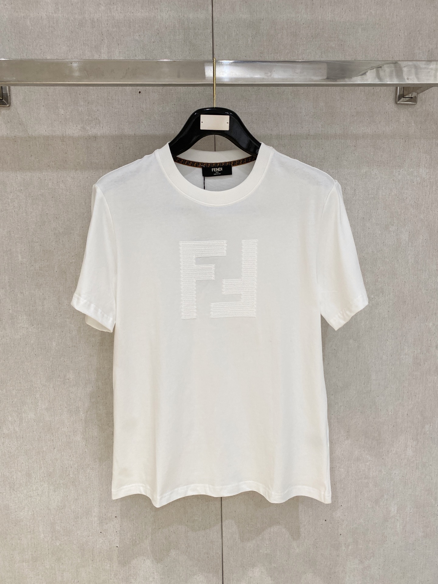 🌾退换# 芬迪Fendi26春夏新品专柜首发最新款短袖圆领T恤 高端订制 设计前卫时尚！品牌logo重工