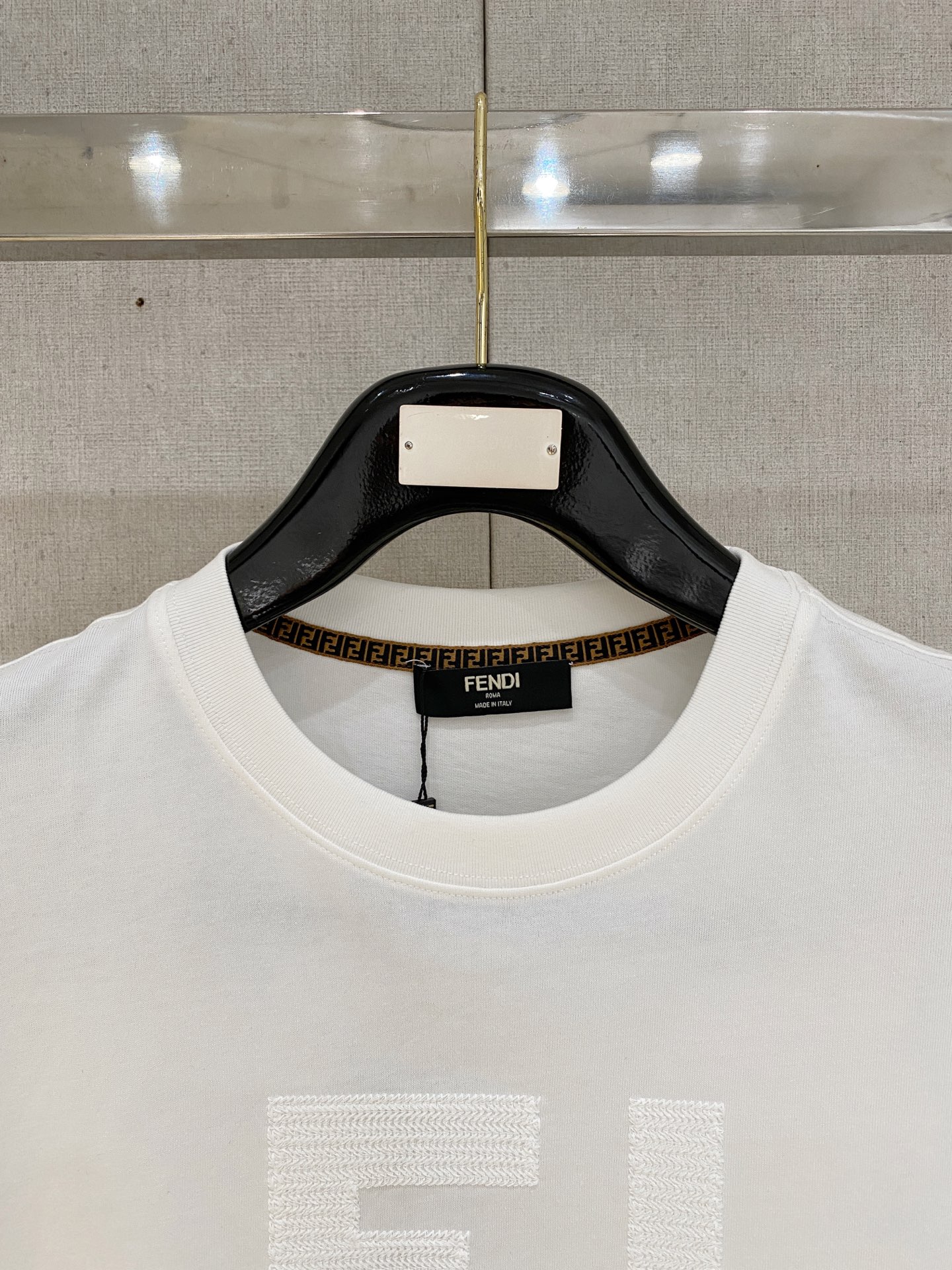 🌾退换# 芬迪Fendi26春夏新品专柜首发最新款短袖圆领T恤 高端订制 设计前卫时尚！品牌logo重工