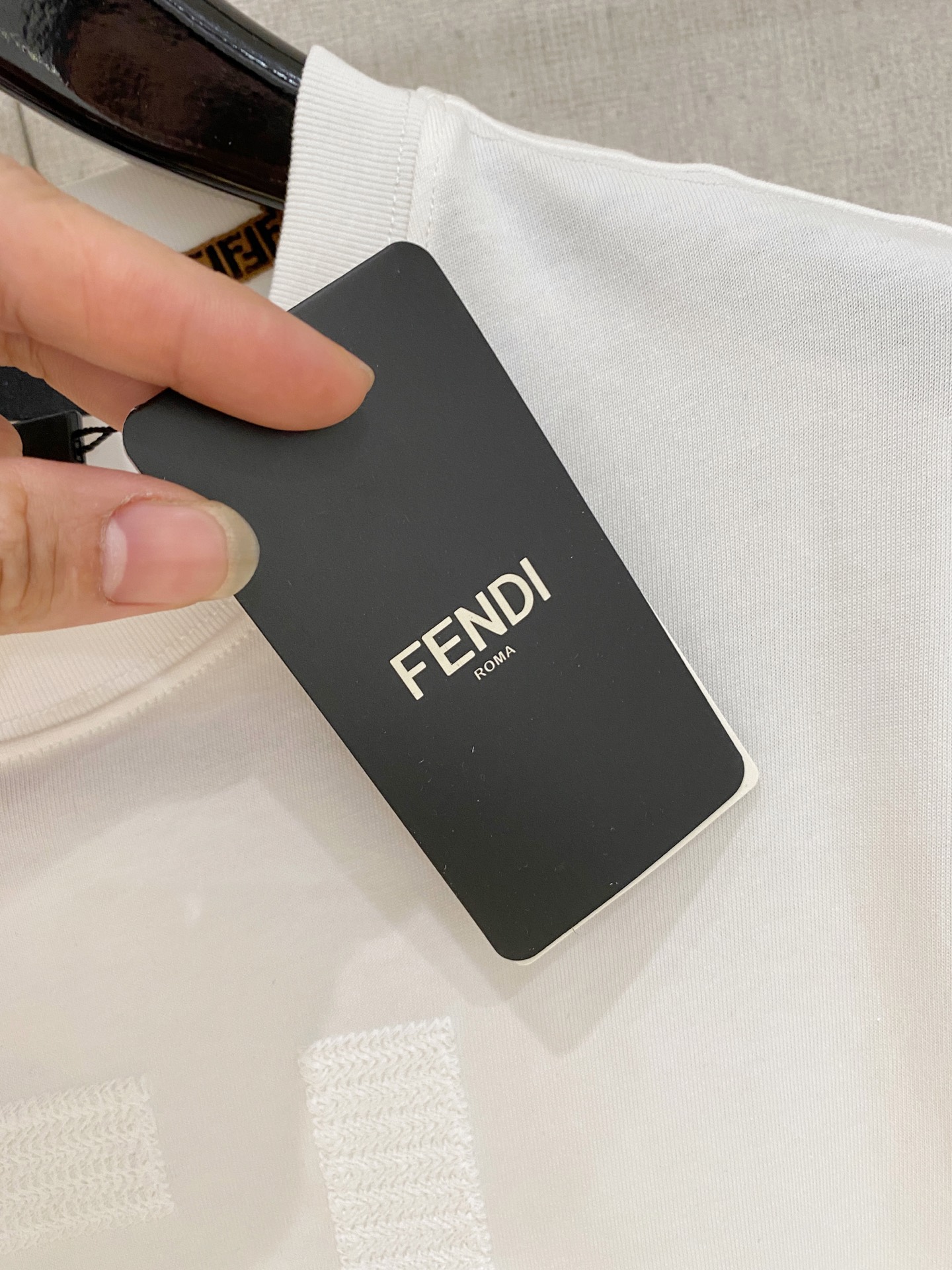 🌾退换# 芬迪Fendi26春夏新品专柜首发最新款短袖圆领T恤 高端订制 设计前卫时尚！品牌logo重工