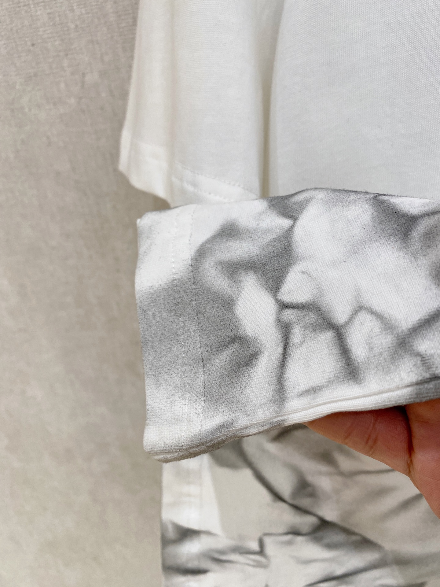 🌾退换# 路易威登LV26春夏新品专柜首发最新款短袖圆领T恤 高端订制 设计前卫时尚！品牌logo手绘重