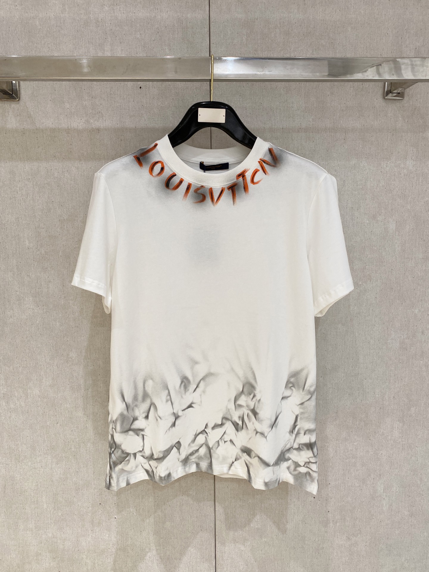 🌾退换# 路易威登LV26春夏新品专柜首发最新款短袖圆领T恤 高端订制 设计前卫时尚！品牌logo手绘重