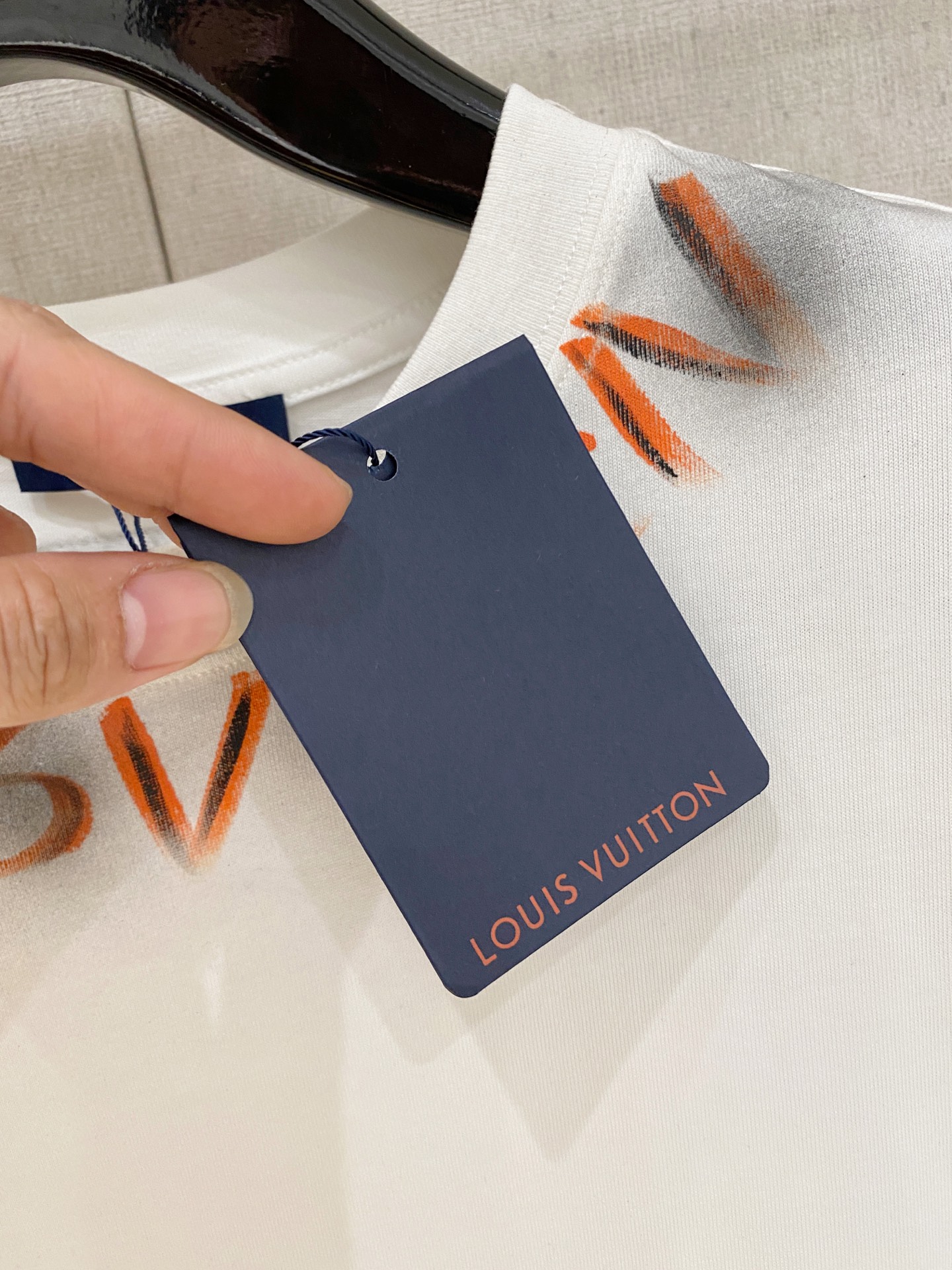 🌾退换# 路易威登LV26春夏新品专柜首发最新款短袖圆领T恤 高端订制 设计前卫时尚！品牌logo手绘重