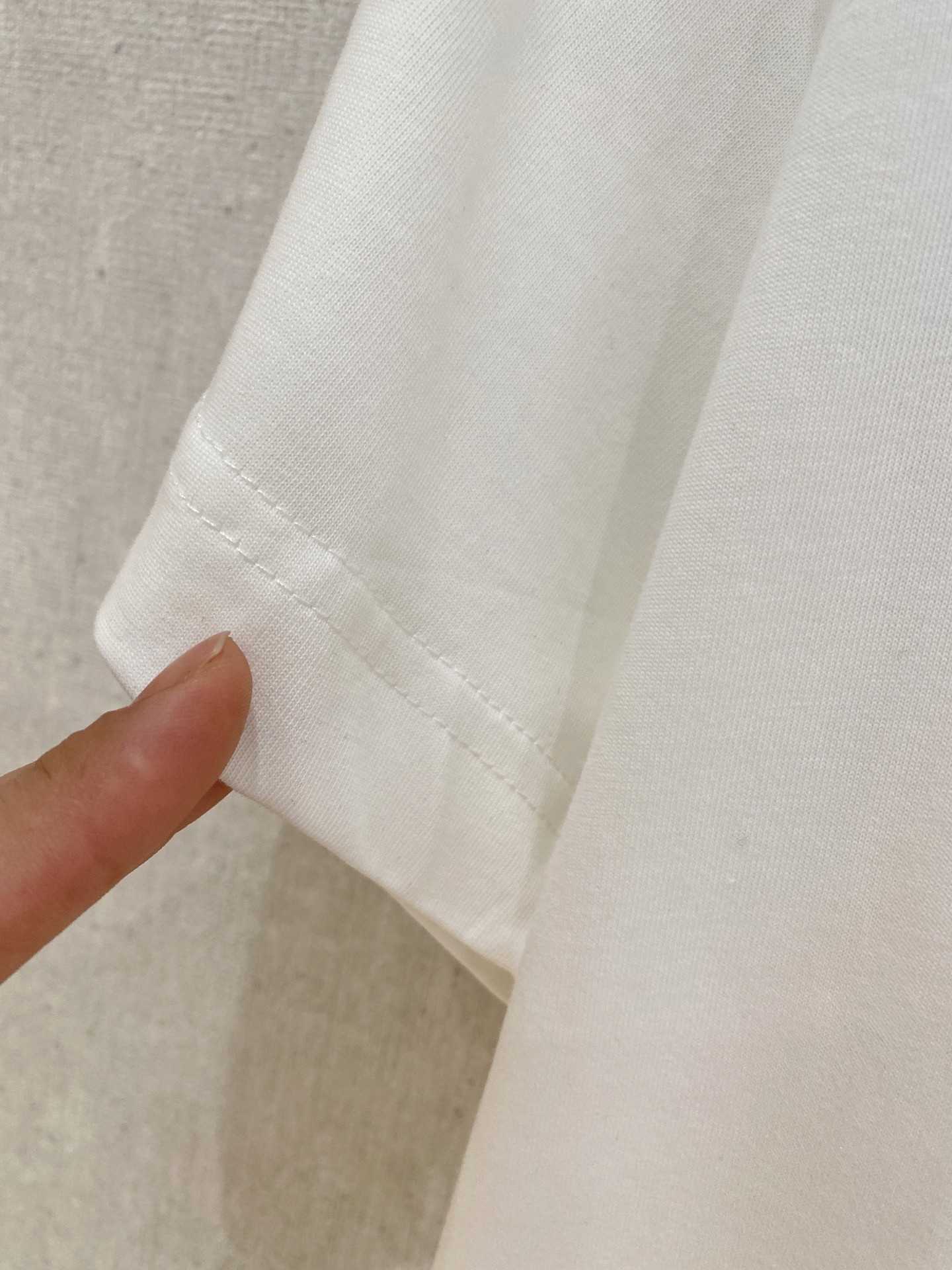 🌾退换# 路易威登LV26春夏新品专柜首发最新款短袖圆领T恤 高端订制 设计前卫时尚！品牌logo手绘重