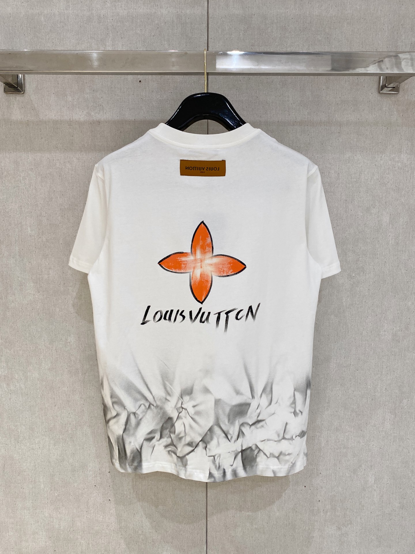 🌾退换# 路易威登LV26春夏新品专柜首发最新款短袖圆领T恤 高端订制 设计前卫时尚！品牌logo手绘重