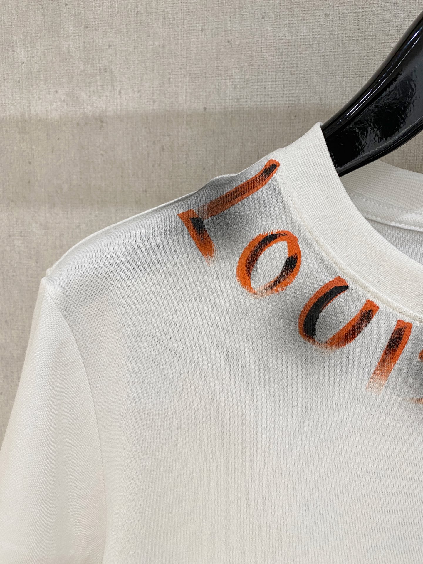 🌾退换# 路易威登LV26春夏新品专柜首发最新款短袖圆领T恤 高端订制 设计前卫时尚！品牌logo手绘重