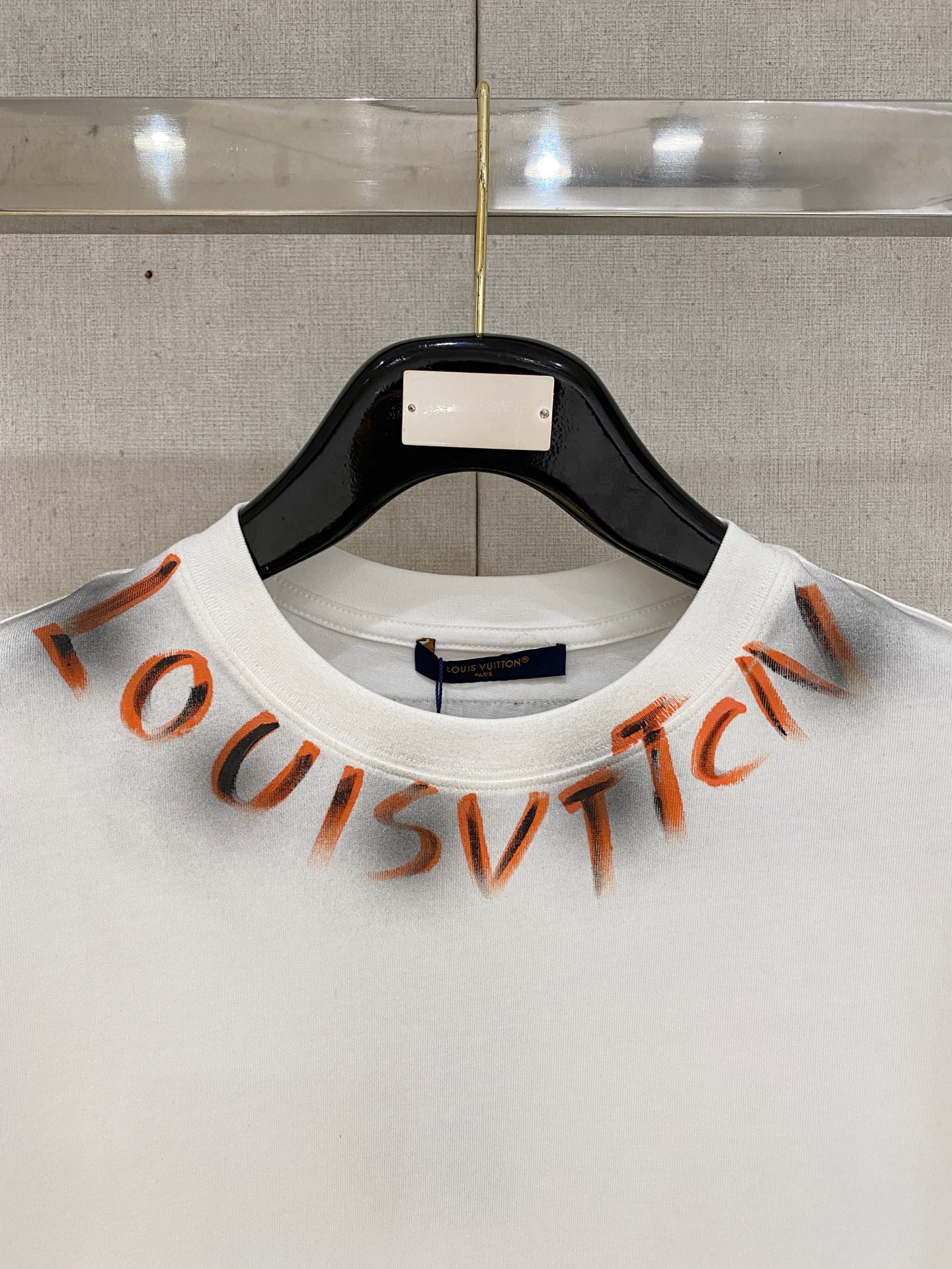 🌾退换# 路易威登LV26春夏新品专柜首发最新款短袖圆领T恤 高端订制 设计前卫时尚！品牌logo手绘重