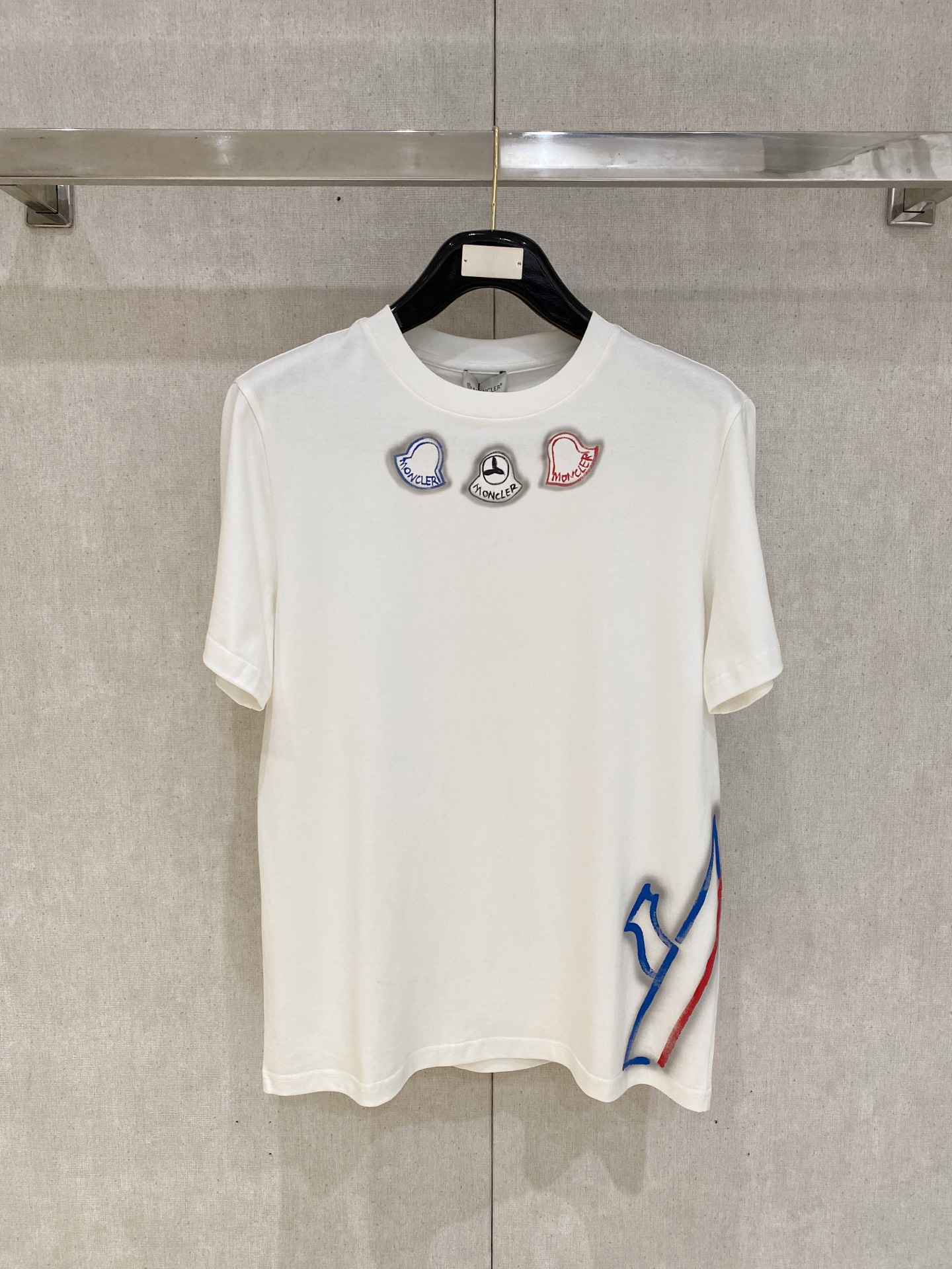 NO:757421,New style, high-end customization for menstrual mouth, 2026 spring and summer new style debut counter, the latest short-sleeved round neck T-shirt, high-end customization, avant-garde and fashionable design!  Brand logo letter craft design, high-end customized cloud cotton fabric. Soft feel. Comfortable to wear. Counter-level exquisite stitching. Fine workmanship. The upper body effect is incomparably handsome!  A must-have item for a stylish man!  Color Black White Size S-2XL,,Moncler,T-shirt,tees,t-shirt,19860909新款 蒙口高端定制 2026春夏新款首发专柜最新款短袖圆领T恤 高端订制 设计前卫时尚！品牌logo字母工艺设计 高端定制云朵棉面料.手感柔软.穿着舒适.专柜级别精致车线.做工精细.上身效果无敌帅气！型男必备单品！ 颜色黑色 白色 码数S-2XL,,Moncler,T-shirt,tees，t-shirt,,Men's clothing