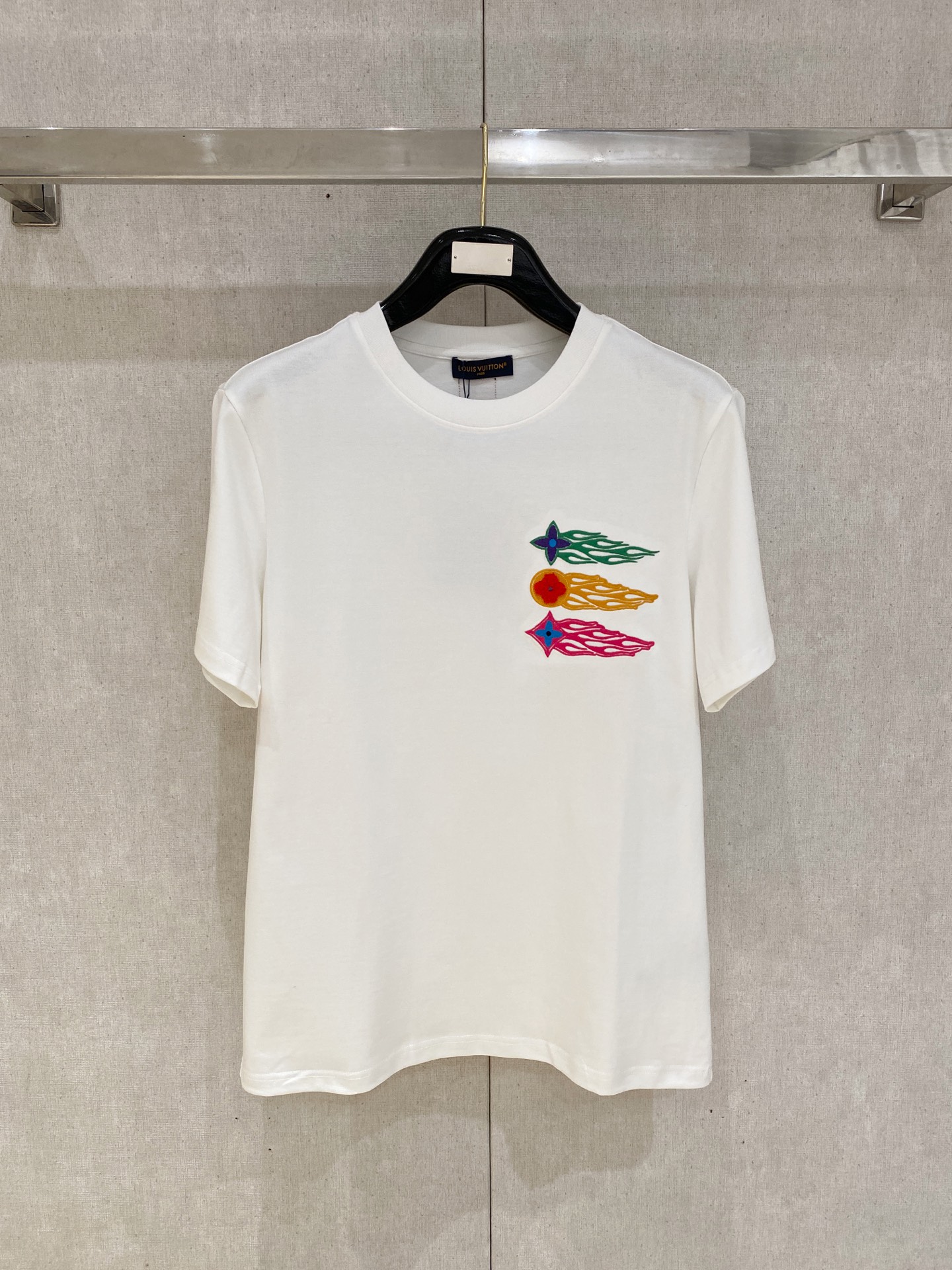 NO:757428,New LV high-end customization 2026 spring and summer new debut counter latest short-sleeved round neck T-shirt high-end customization with avant-garde and fashionable design!  Brand logo letter craft design, high-end customized cloud cotton fabric. Soft feel. Comfortable to wear. Counter-level exquisite stitching. Fine workmanship. The upper body effect is incomparably handsome!  A must-have item for a stylish man!  Color Black White Size S-2XL,,louis vuitton,T-shirt,tees,t-shirt,19860909新款 LV高端定制 2026春夏新款首发专柜最新款短袖圆领T恤 高端订制 设计前卫时尚！品牌logo字母工艺设计 高端定制云朵棉面料.手感柔软.穿着舒适.专柜级别精致车线.做工精细.上身效果无敌帅气！型男必备单品！ 颜色黑色 白色 码数S-2XL,,louis vuitton,T-shirt,tees，t-shirt,,Men's clothing