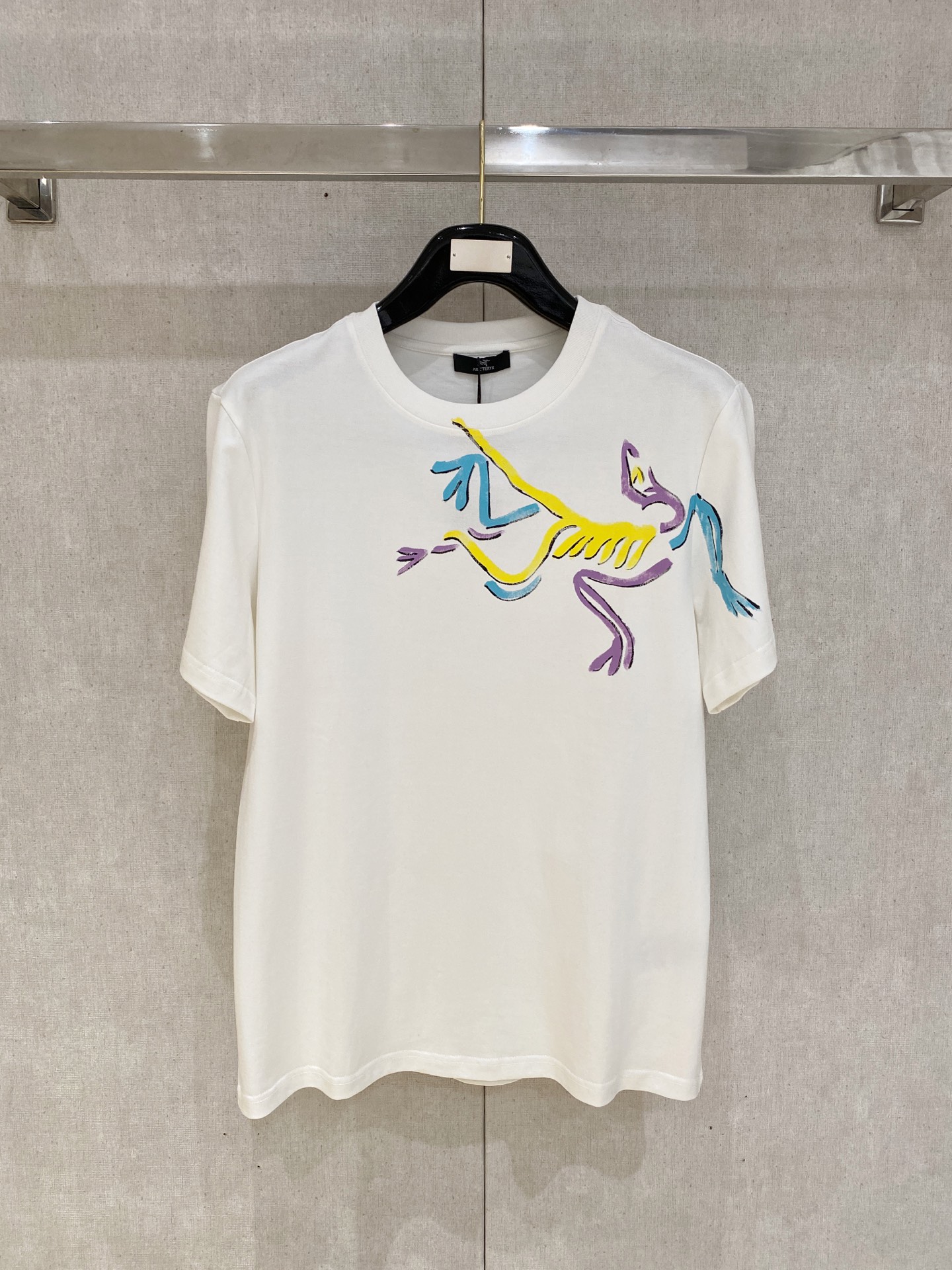 NO:757436,New style Arc'teryx high-end customization 2026 spring and summer new style first counter latest short-sleeved round neck T-shirt high-end customization design avant-garde fashion!  Brand logo letter craft design, high-end customized cloud cotton fabric. Soft feel. Comfortable to wear. Counter-level exquisite stitching. Fine workmanship. The upper body effect is incomparably handsome!  A must-have item for a stylish man!  Color Black White Size S-2XL,arc'teryx,T-shirt,tees,t-shirt,19860909新款 始祖鸟高端定制 2026春夏新款首发专柜最新款短袖圆领T恤 高端订制 设计前卫时尚！品牌logo字母工艺设计 高端定制云朵棉面料.手感柔软.穿着舒适.专柜级别精致车线.做工精细.上身效果无敌帅气！型男必备单品！ 颜色黑色 白色 码数S-2XL,arc'teryx,T-shirt,tees，t-shirt,,Men's clothing