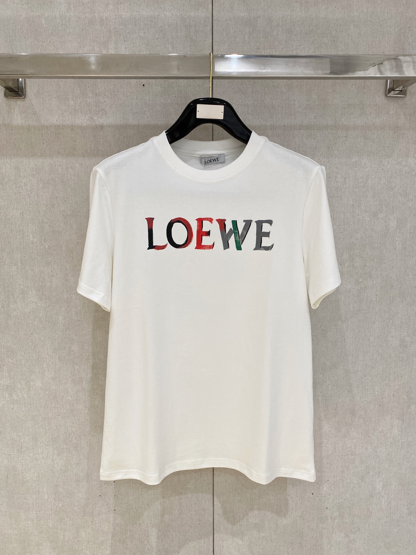 NO:757443,New style Luo Yiwei high-end customization 2026 spring and summer new style first counter latest short-sleeved round neck T-shirt high-end customization design avant-garde fashion!  Brand logo letter craft design, high-end customized cloud cotton fabric. Soft feel. Comfortable to wear. Counter-level exquisite stitching. Fine workmanship. The upper body effect is incomparably handsome!  A must-have item for a stylish man!  Color Black White Size S-2XL,,loewe,T-shirt,tees,t-shirt,19860909新款 罗意威高端定制 2026春夏新款首发专柜最新款短袖圆领T恤 高端订制 设计前卫时尚！品牌logo字母工艺设计 高端定制云朵棉面料.手感柔软.穿着舒适.专柜级别精致车线.做工精细.上身效果无敌帅气！型男必备单品！ 颜色黑色 白色 码数S-2XL,,loewe,T-shirt,tees，t-shirt,,Men's clothing