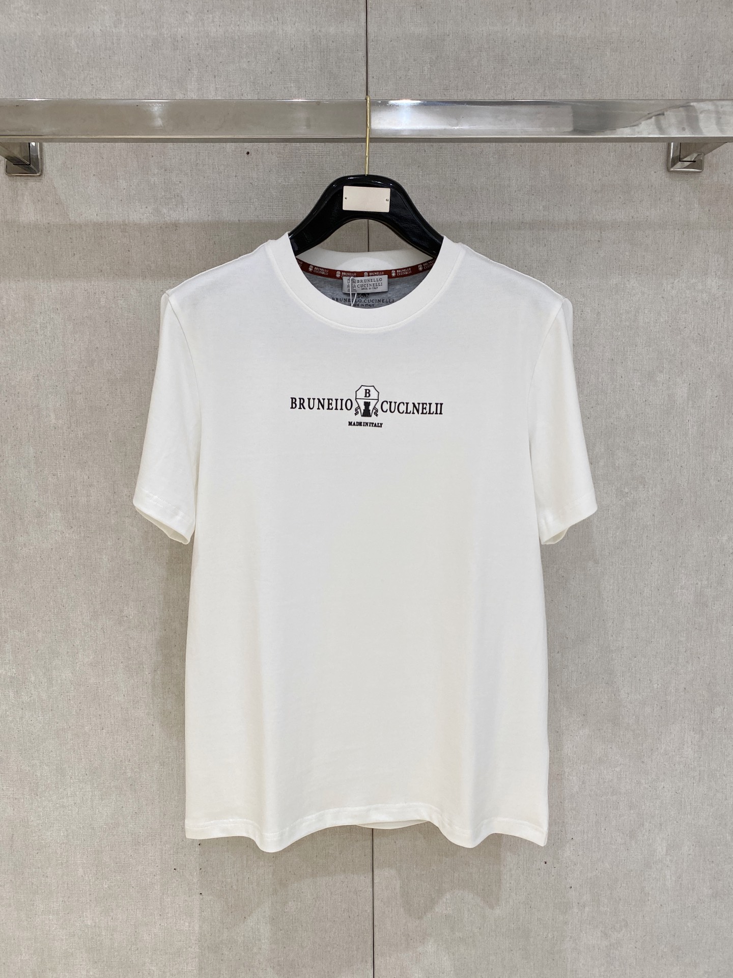 NO:757450,New BC high-end customization 2026 spring and summer new debut counter latest short-sleeved round neck T-shirt high-end customization design avant-garde fashion!  Brand logo letter craft design, high-end customized cloud cotton fabric. Soft feel. Comfortable to wear. Counter-level exquisite stitching. Fine workmanship. The upper body effect is incomparably handsome!  A must-have item for a stylish man!  Color Black White Size S-2XL, T-shirt, tees, t-shirt,19860909新款 BC高端定制 2026春夏新款首发专柜最新款短袖圆领T恤 高端订制 设计前卫时尚！品牌logo字母工艺设计 高端定制云朵棉面料.手感柔软.穿着舒适.专柜级别精致车线.做工精细.上身效果无敌帅气！型男必备单品！ 颜色黑色 白色 码数S-2XL,,T-shirt,tees，t-shirt,,Men's clothing