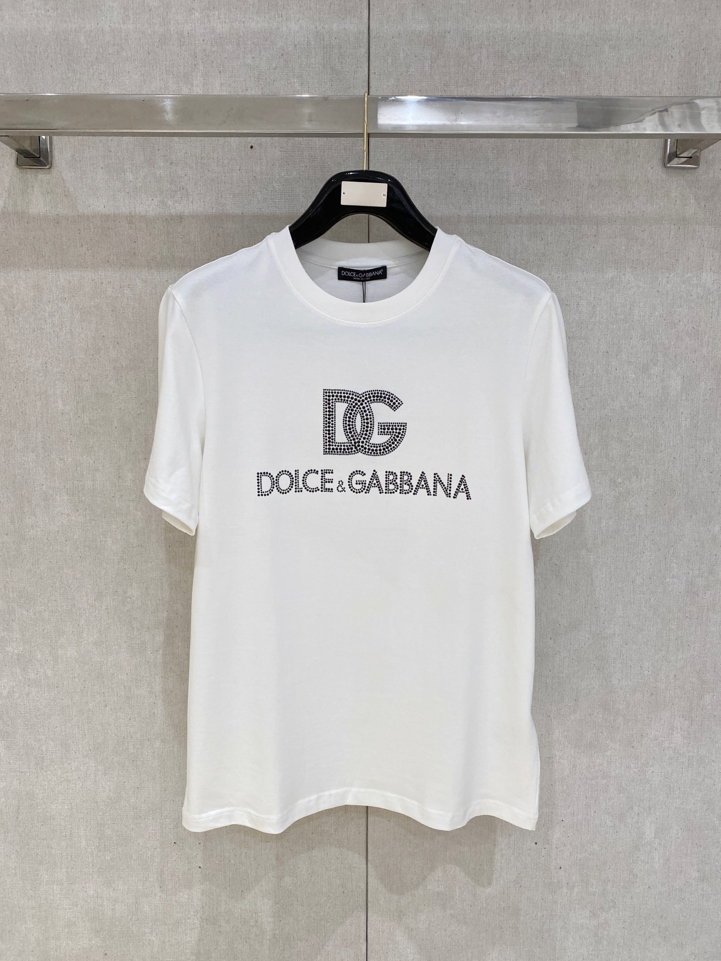 NO:757457,New DG high-end customization 2026 spring and summer new debut counter latest short-sleeved round neck T-shirt high-end customization with avant-garde and fashionable design!  Brand logo letter craft design, high-end customized cloud cotton fabric. Soft feel. Comfortable to wear. Counter-level exquisite stitching. Fine workmanship. The upper body effect is incomparably handsome!  A must-have item for a stylish man!  Color Black White Size S-2XL, T-shirt, tees, t-shirt,19860909新款 DG高端定制 2026春夏新款首发专柜最新款短袖圆领T恤 高端订制 设计前卫时尚！品牌logo字母工艺设计 高端定制云朵棉面料.手感柔软.穿着舒适.专柜级别精致车线.做工精细.上身效果无敌帅气！型男必备单品！ 颜色黑色 白色 码数S-2XL,,T-shirt,tees，t-shirt,,Men's clothing