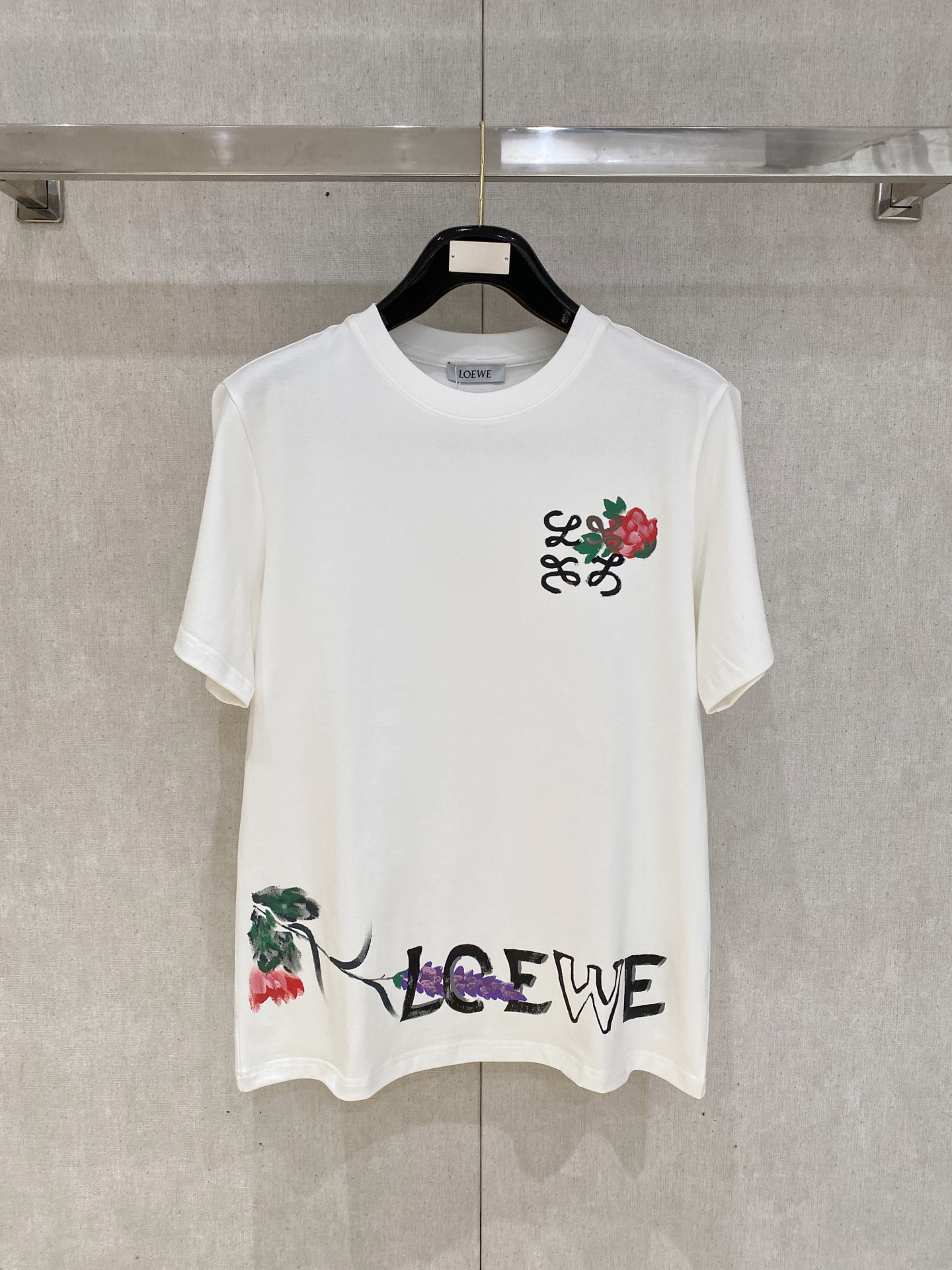 NO:757399,New style Luo Yiwei high-end customization 2026 spring and summer new style first counter latest short-sleeved round neck T-shirt high-end customization design avant-garde fashion!  Brand logo letter craft design, high-end customized cloud cotton fabric. Soft feel. Comfortable to wear. Counter-level exquisite stitching. Fine workmanship. The upper body effect is incomparably handsome!  A must-have item for a stylish man!  Color Black White Size S-2XL,,loewe,T-shirt,tees,t-shirt,19860909新款 罗意威高端定制 2026春夏新款首发专柜最新款短袖圆领T恤 高端订制 设计前卫时尚！品牌logo字母工艺设计 高端定制云朵棉面料.手感柔软.穿着舒适.专柜级别精致车线.做工精细.上身效果无敌帅气！型男必备单品！ 颜色黑色 白色 码数S-2XL,,loewe,T-shirt,tees，t-shirt,,Men's clothing