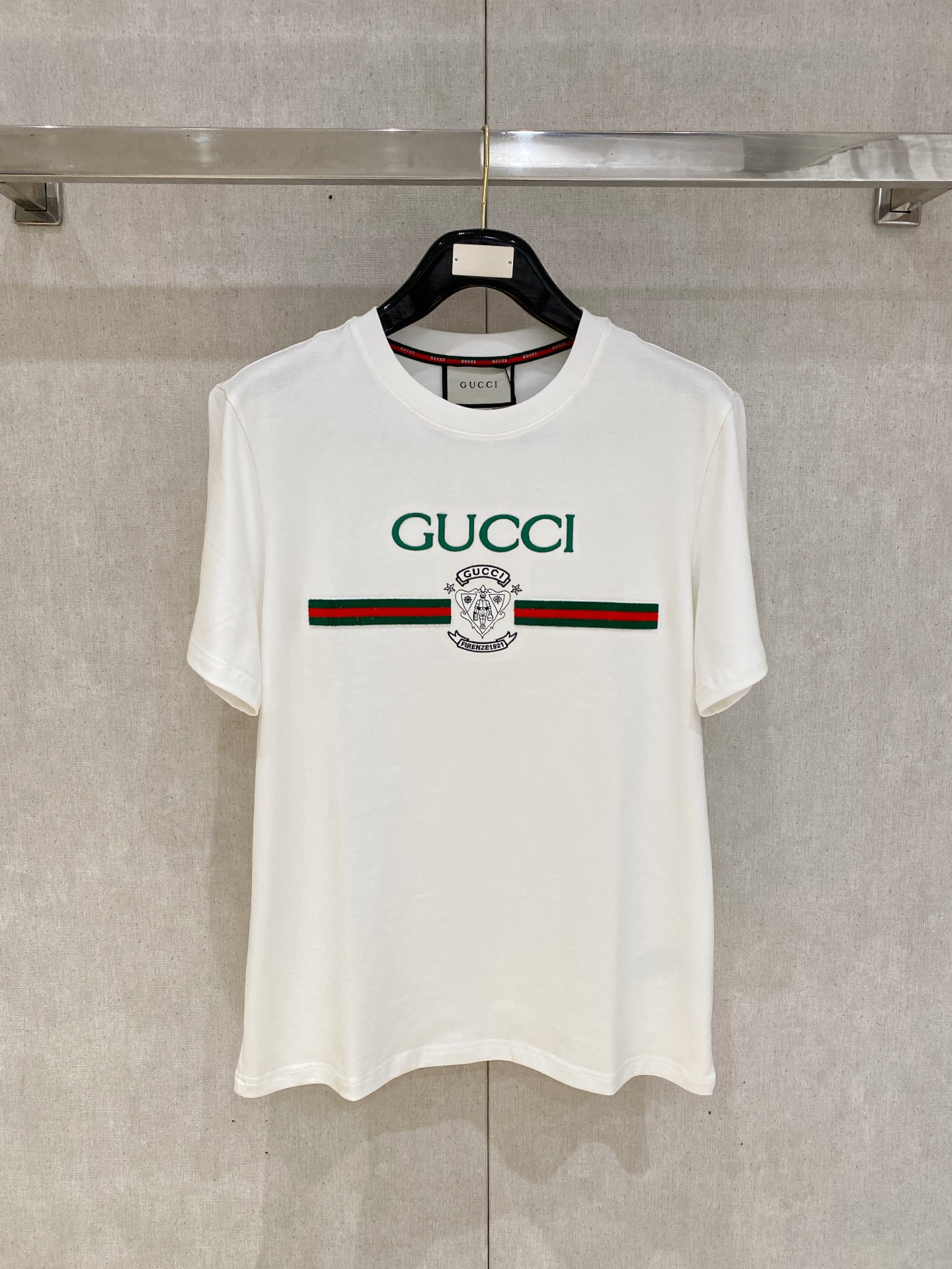 NO:757406,New style Gucci high-end customization 2026 spring and summer new style first counter latest short-sleeved round neck T-shirt high-end customization design avant-garde fashion!  Brand logo letter craft design, high-end customized cloud cotton fabric. Soft feel. Comfortable to wear. Counter-level exquisite stitching. Fine workmanship. The upper body effect is incomparably handsome!  A must-have item for a stylish man!  Color Black White Size S-2XL,,gucci,T-shirt,tees,t-shirt,19860909新款 古驰高端定制 2026春夏新款首发专柜最新款短袖圆领T恤 高端订制 设计前卫时尚！品牌logo字母工艺设计 高端定制云朵棉面料.手感柔软.穿着舒适.专柜级别精致车线.做工精细.上身效果无敌帅气！型男必备单品！ 颜色黑色 白色 码数S-2XL,,gucci,T-shirt,tees，t-shirt,,Men's clothing