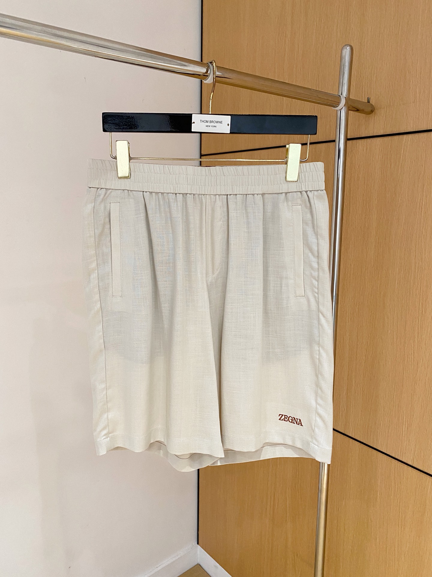 NO:734973,Top quality>26 new styles (linen shorts) are on sale simultaneously on the official website of the counter! All auxiliary materials are original custom-made and genuine orders from trading companies. Advanced custom-made imported fabrics are extracted from natural plant fibers. They are lighter and thinner than ordinary cotton fabrics. They feel soft and comfortable to wear. They are not likely to irritate the skin at all. The fabric has good hygroscopicity and breathability. Size: 48-58,,shorts,19860909顶级品质>26新款(亚麻短裤)专柜官网同步发售！辅料全部原版定制出品,贸易公司真品订单.高级定制进口面料,以天然植物纖維提炼出来,比一般棉织物轻薄 手感柔软,穿着舒适 完全不易有刺激皮肤 面料吸湿性、透气性良好 尺码: 48-58,,shorts,,Men's clothing